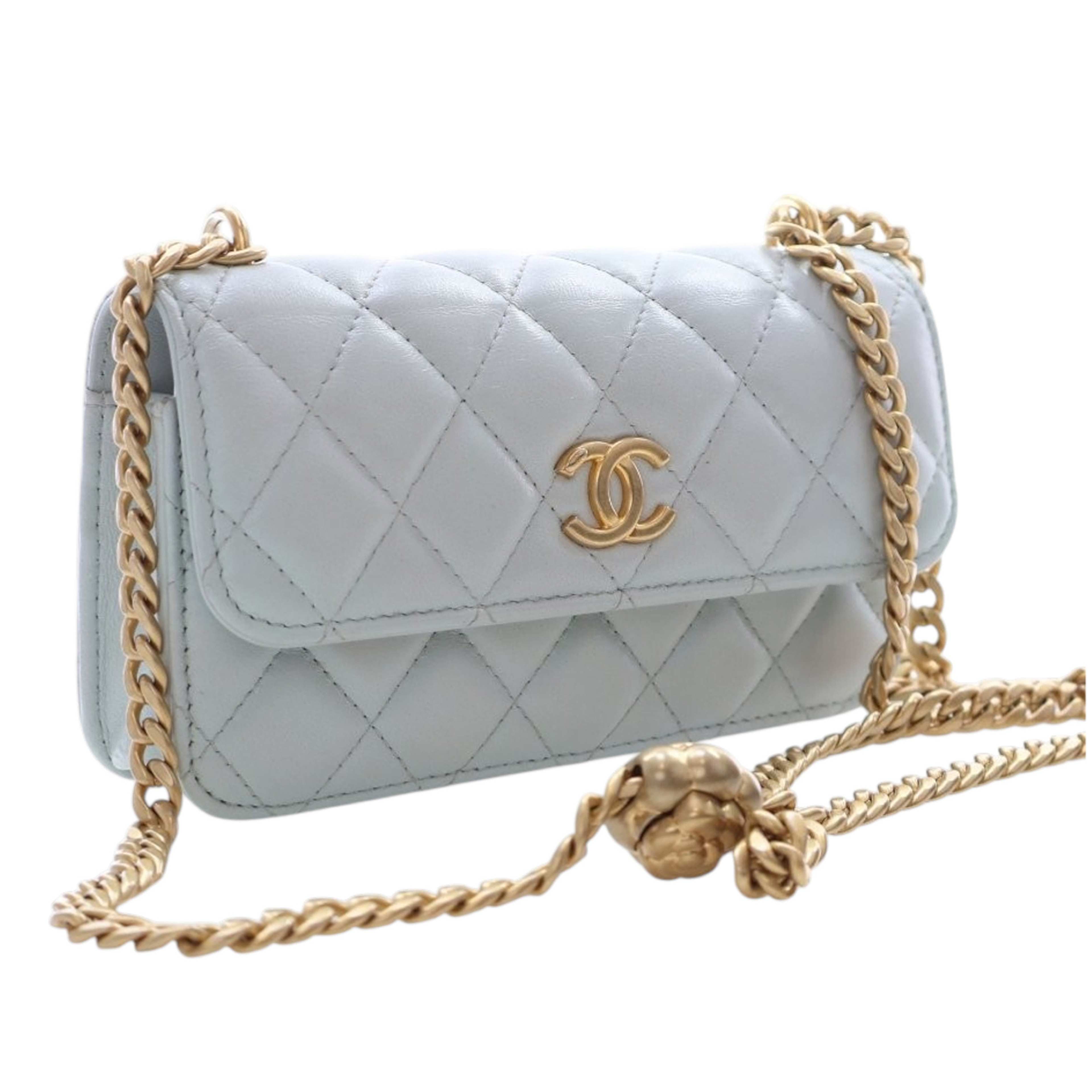 Chanel Mini Cc Lambskin Camellia Crush Clutch With Chain, från Luxclusif, i färgen light blue. Klicka för att öppna bilden i stort format