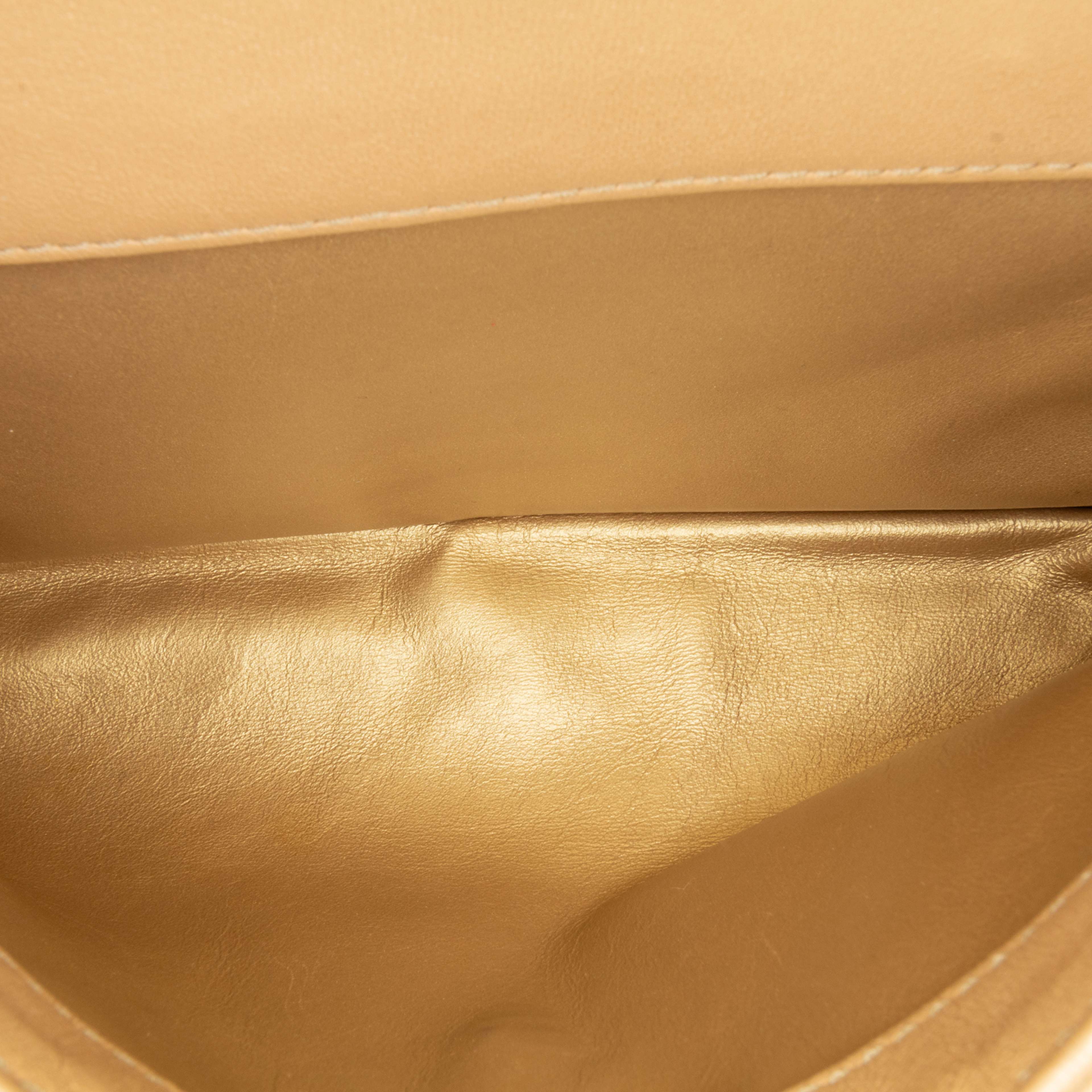 Chanel Quilted Lambskin Cc Logo Bar Shoulder Bag, från Luxclusif, i färgen beige. Klicka för att öppna bilden i stort format