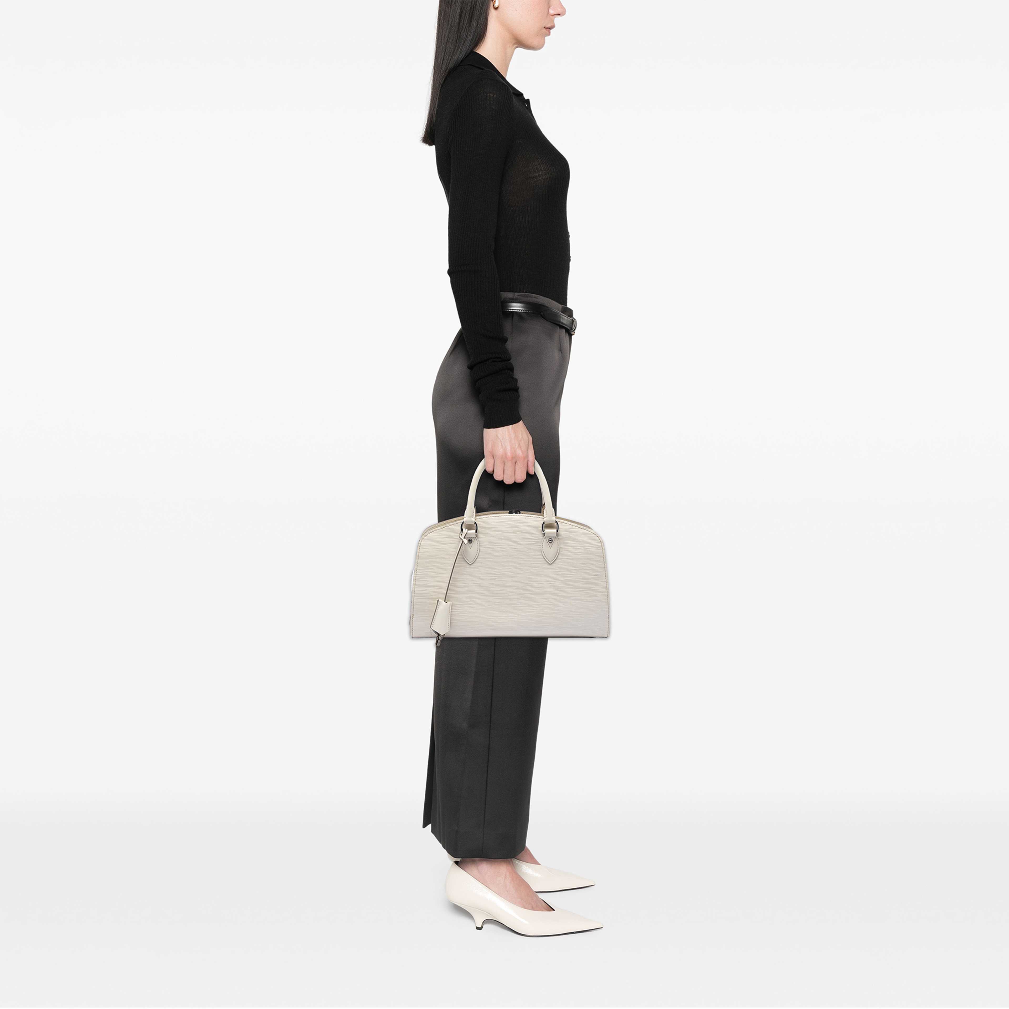 Louis Vuitton Epi Pont Neuf Pm, från Luxclusif, i färgen vit. Klicka för att öppna bilden i stort format