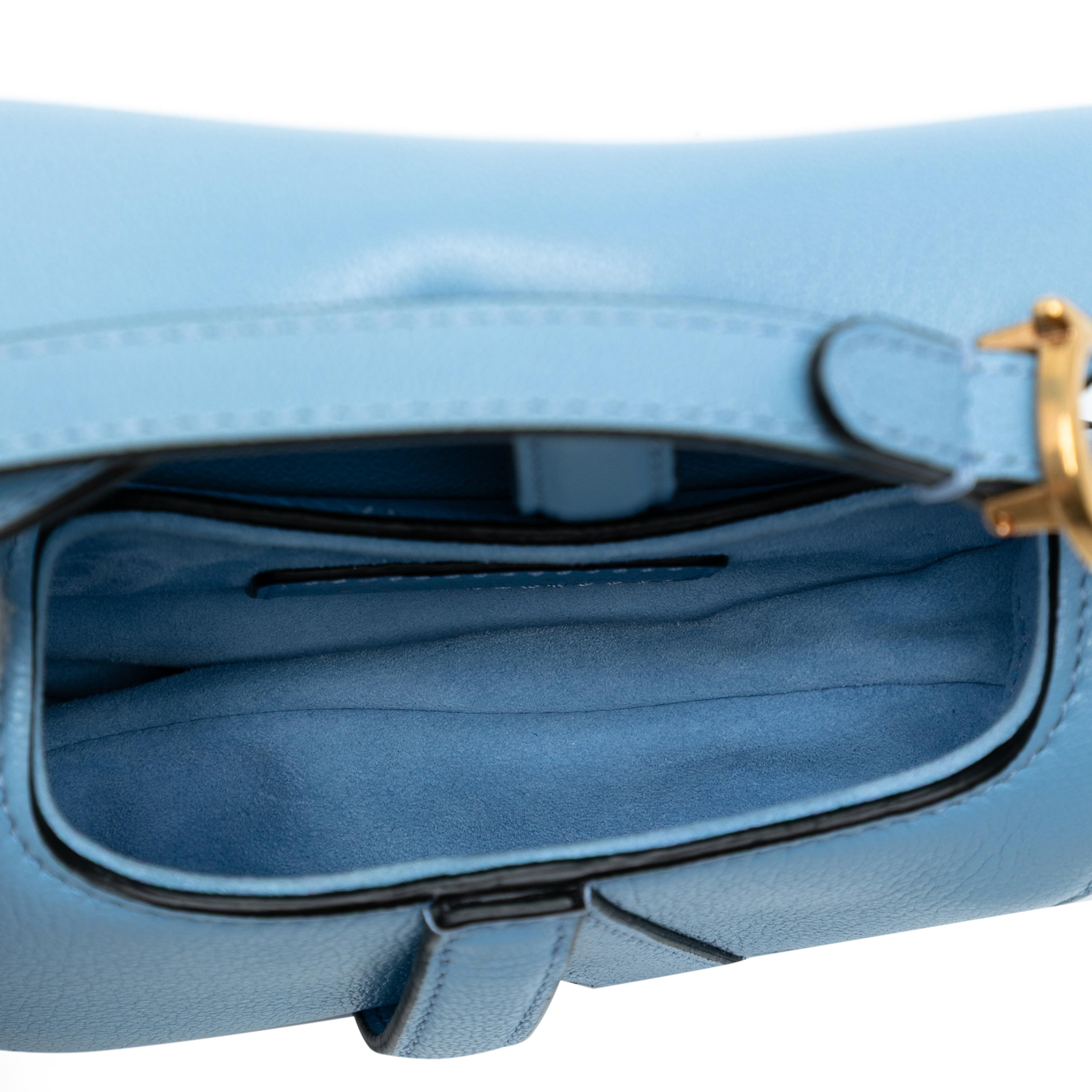 Dior Micro Goatskin Saddle Bag, från Luxclusif, i färgen light blue. Klicka för att öppna bilden i stort format
