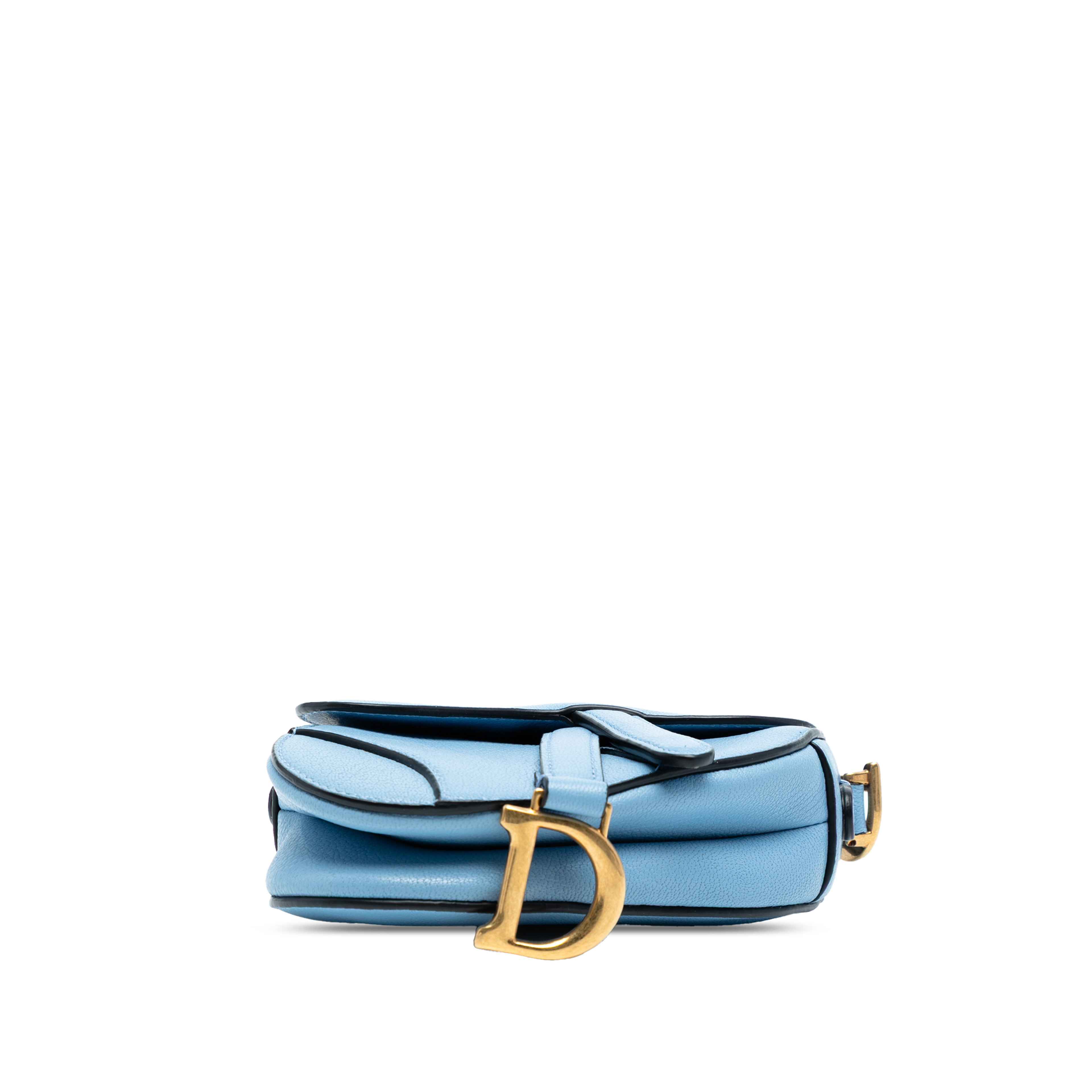 Dior Micro Goatskin Saddle Bag, från Luxclusif, i färgen light blue. Klicka för att öppna bilden i stort format