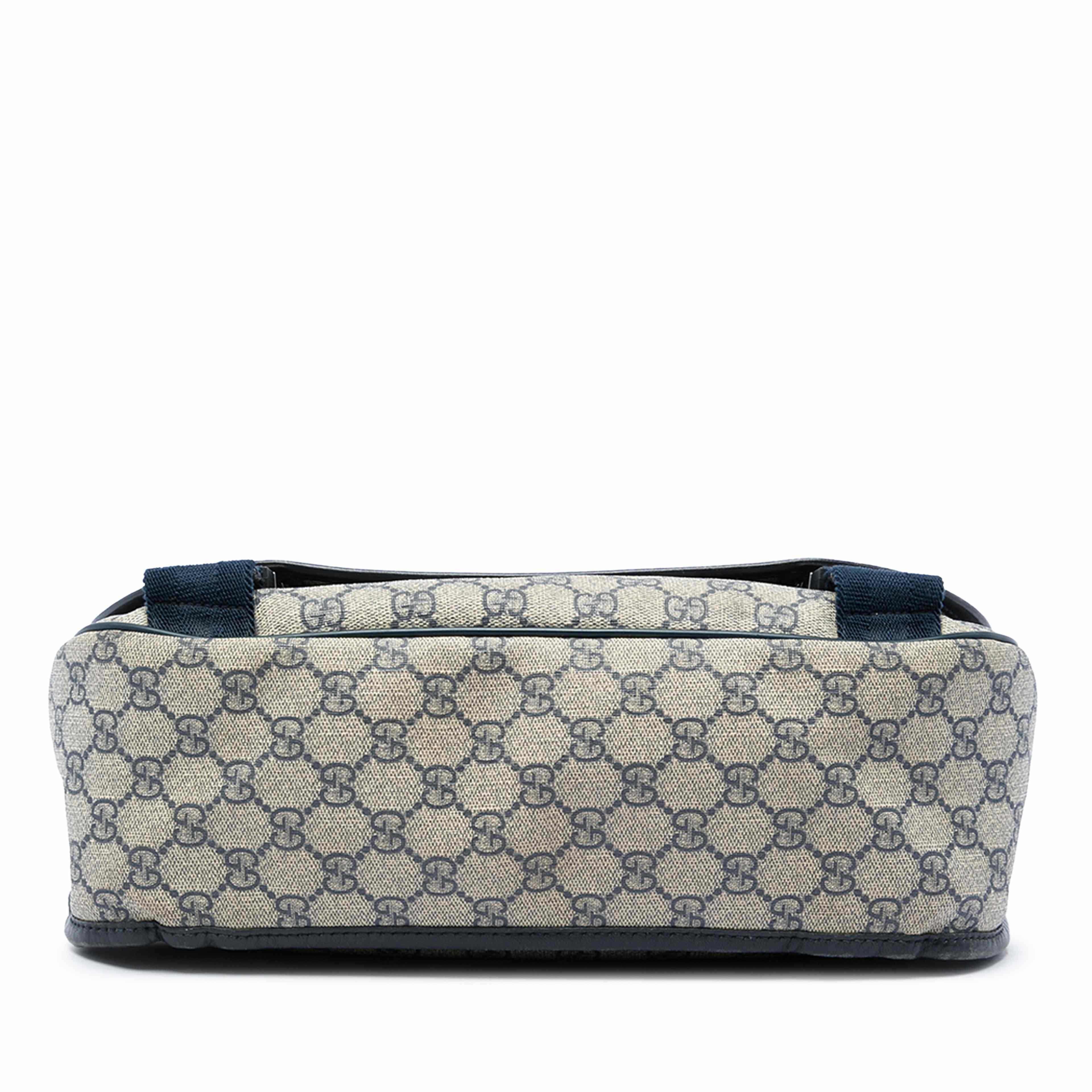 Gucci Gg Supreme Crossbody, från Luxclusif, i färgen beige. Klicka för att öppna bilden i stort format