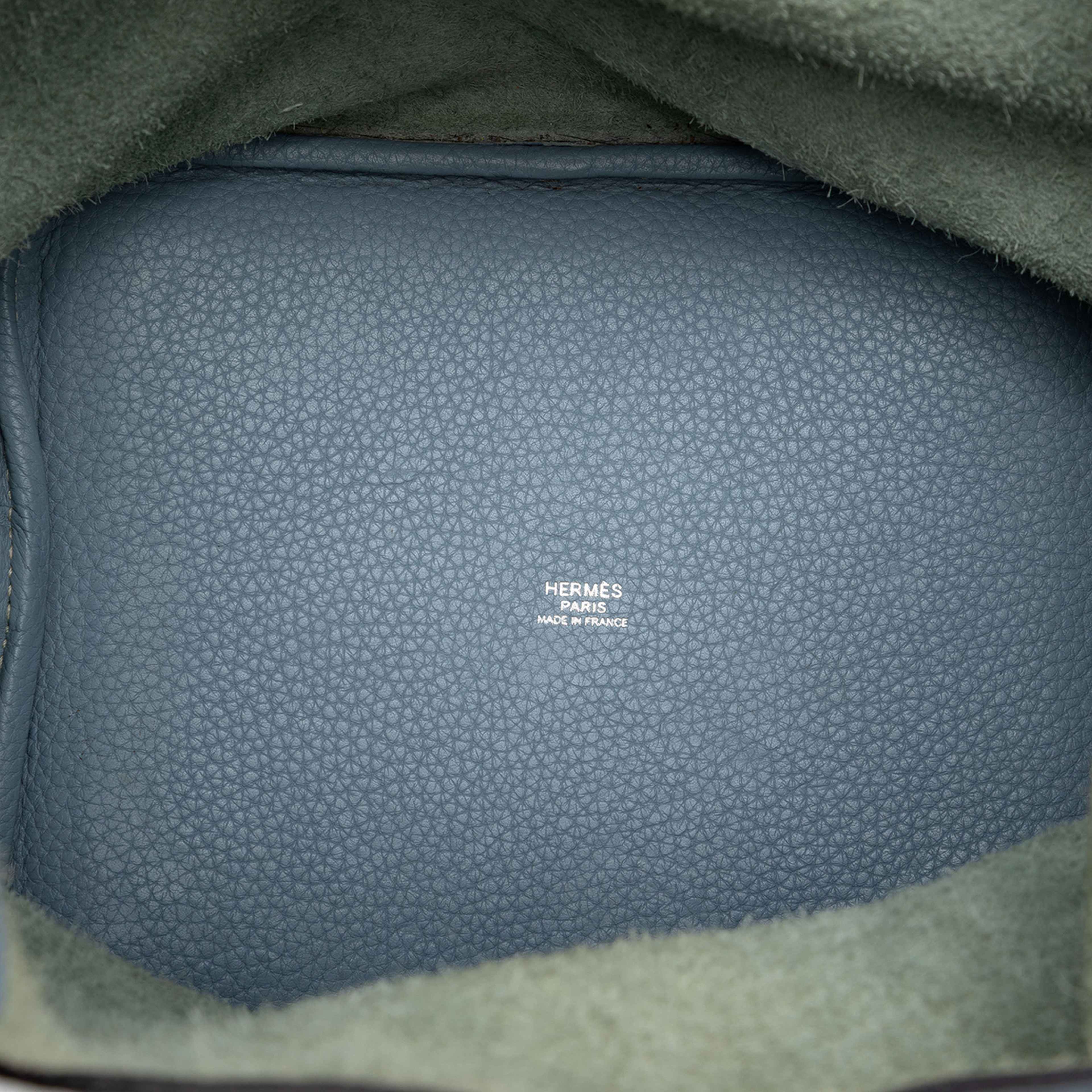 Hermès Clemence Picotin Lock 22, från Luxclusif, i färgen light blue. Klicka för att öppna bilden i stort format