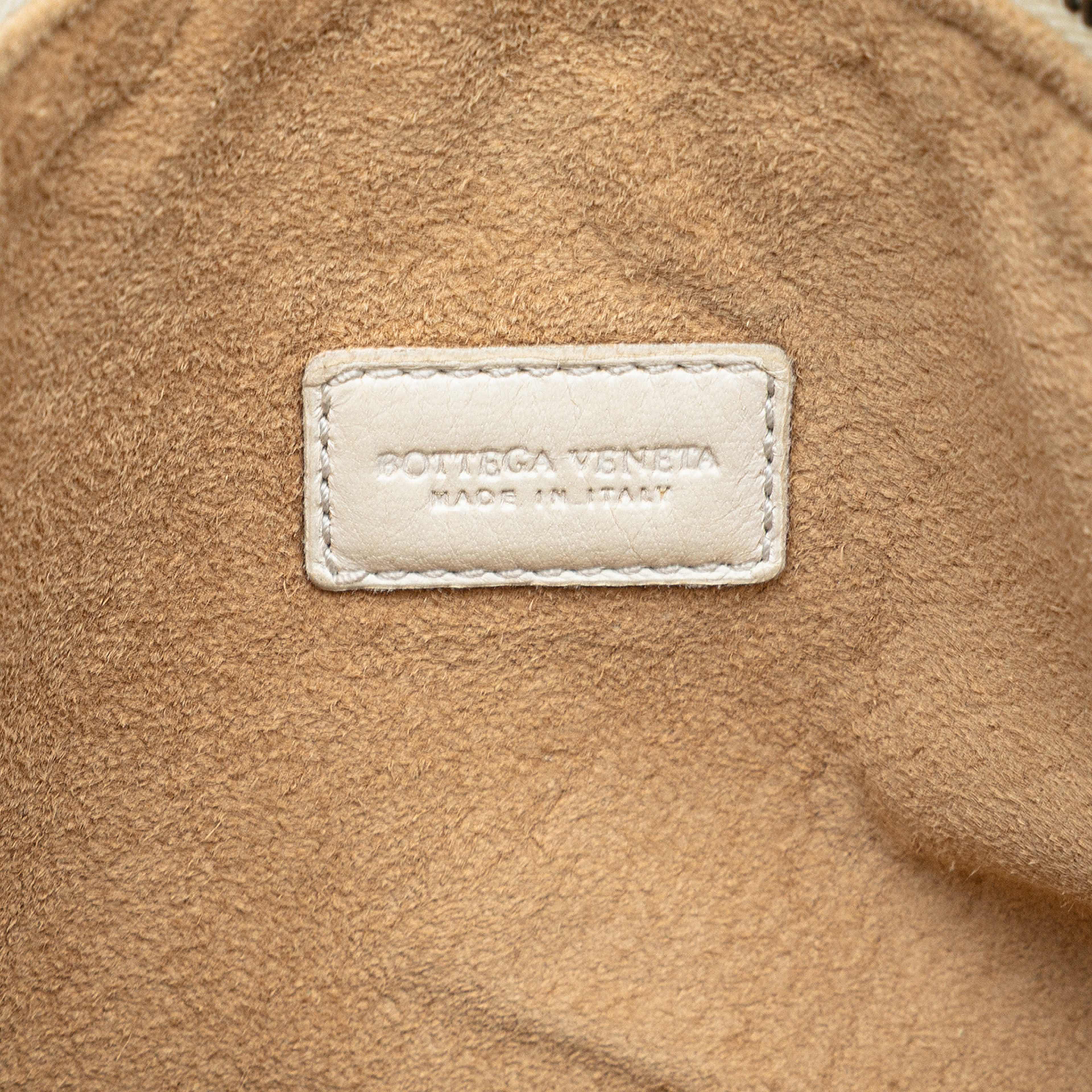 Bottega Veneta Leather Handbag, från Luxclusif, i färgen white. Klicka för att öppna bilden i stort format