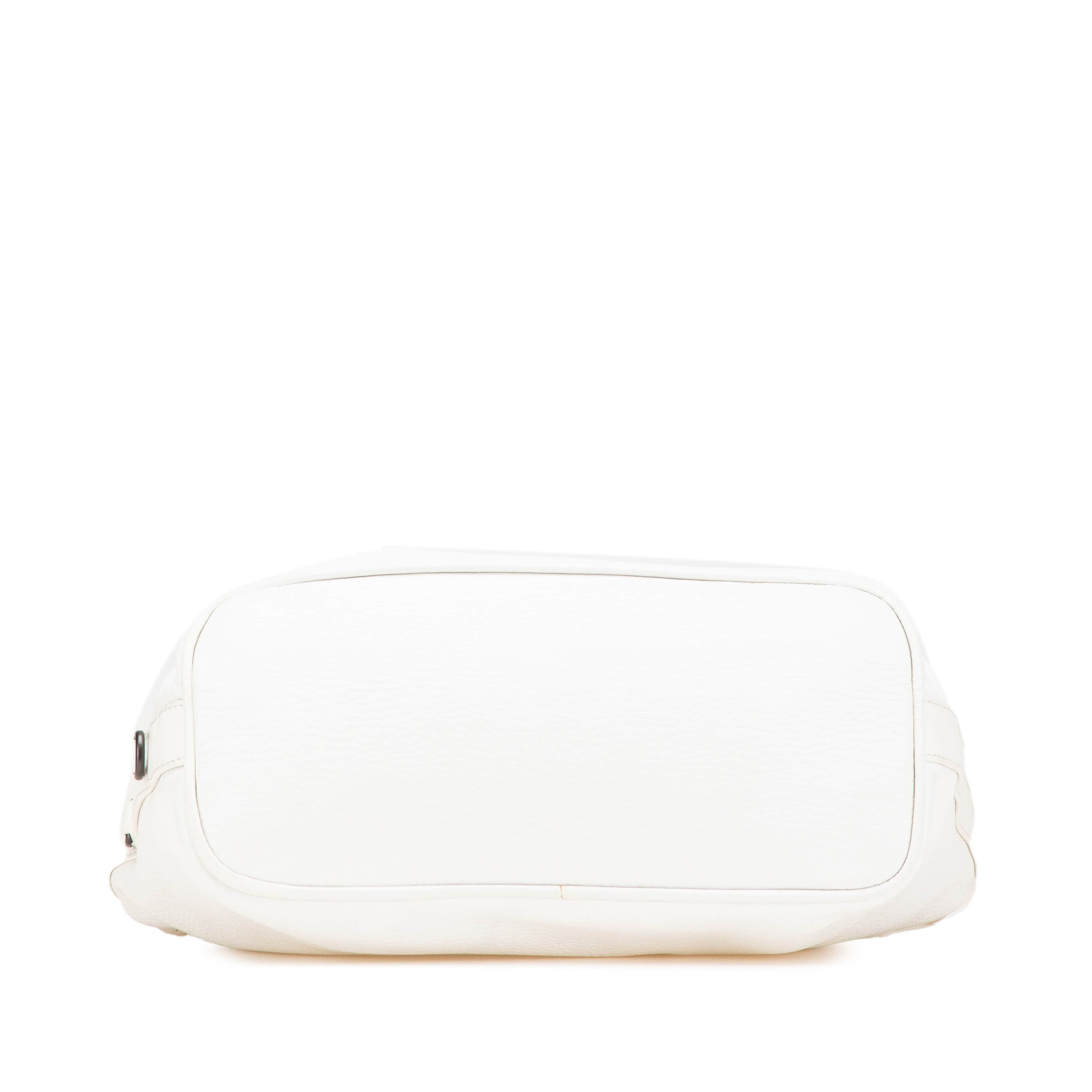 Bottega Veneta Leather Handbag, från Luxclusif, i färgen white. Klicka för att öppna bilden i stort format