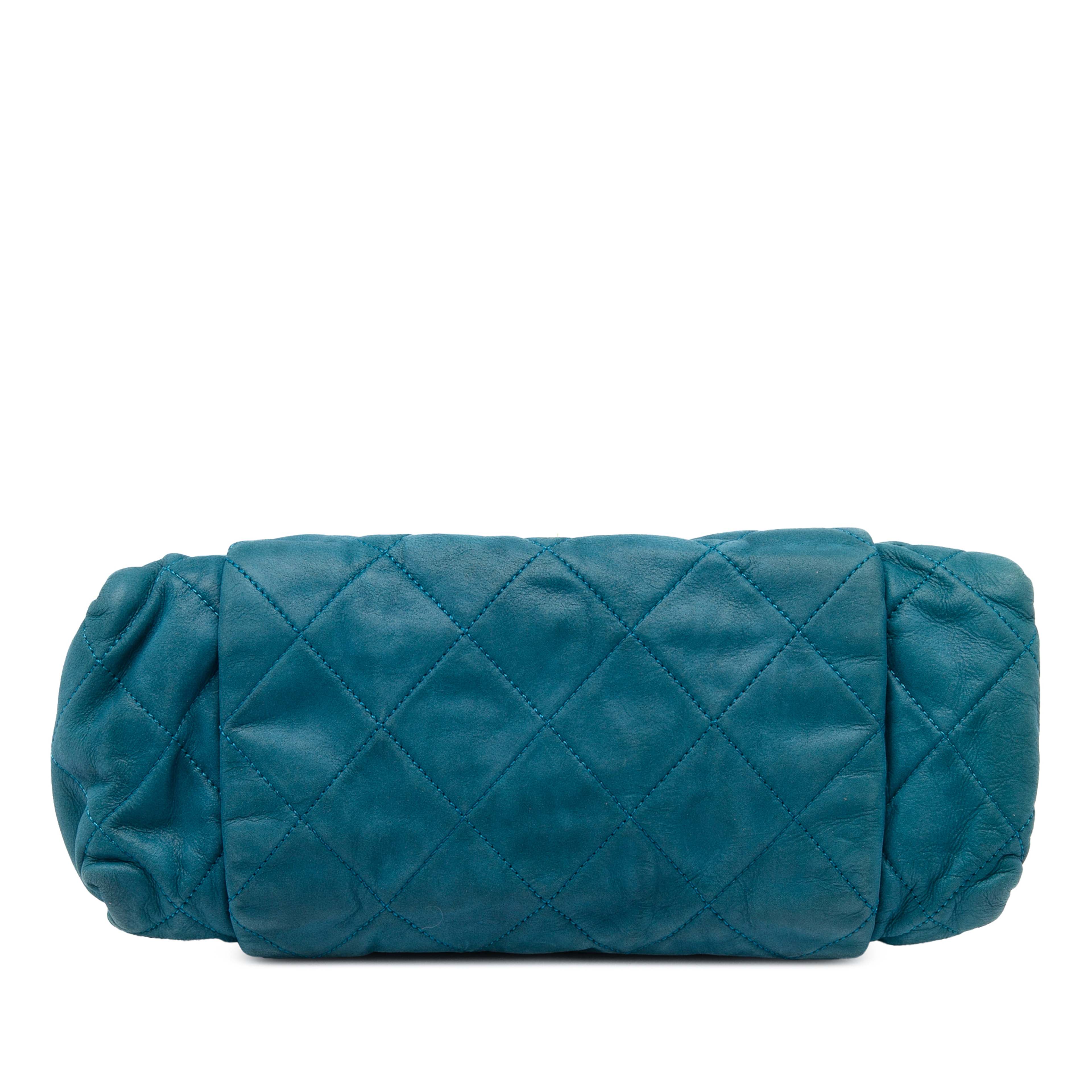 Chanel Large Quilted Iridescent Calfskin Chic Quilt Flap, från Luxclusif, i färgen blå. Klicka för att öppna bilden i stort format