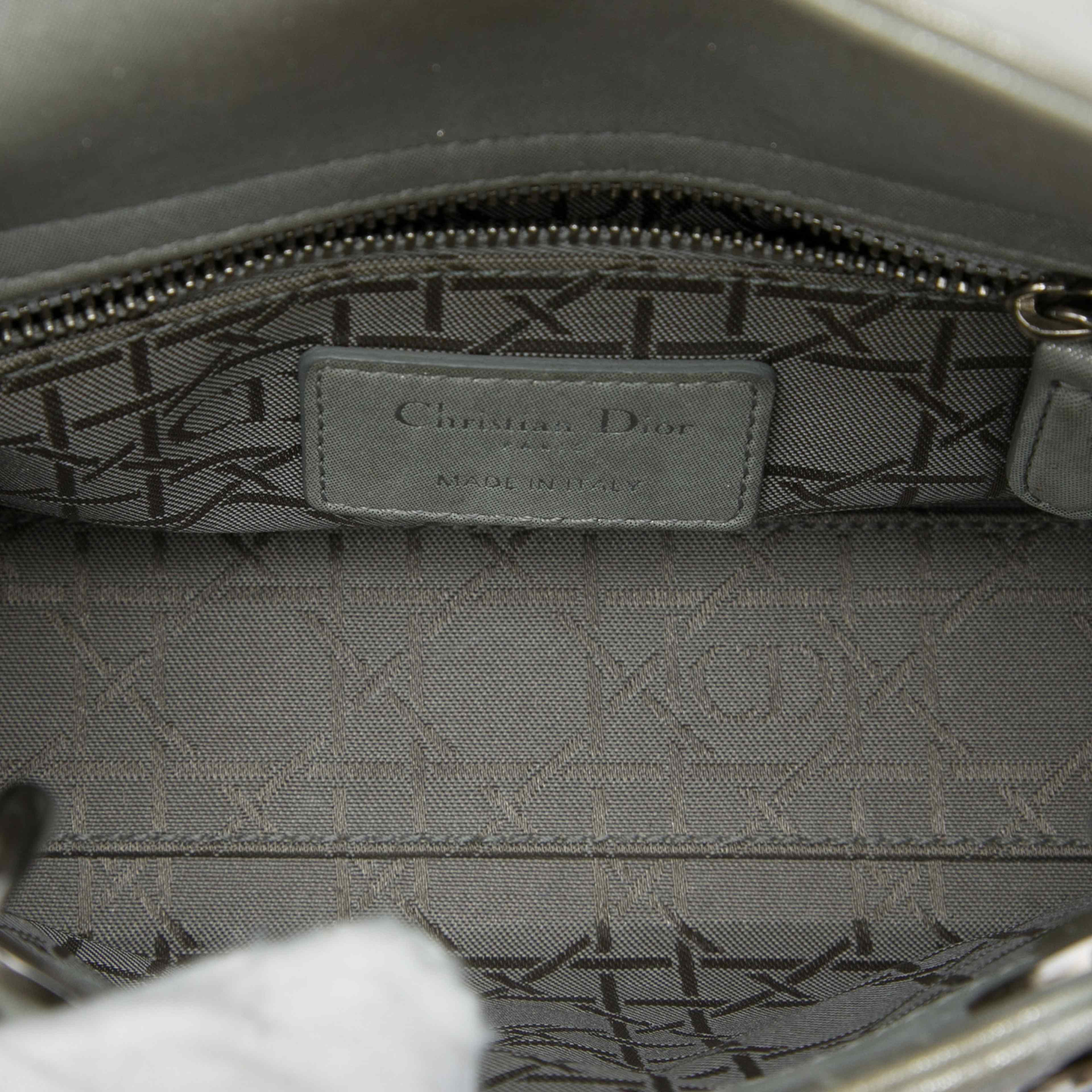 Dior Medium Ombre Patent Cannage Lady Dior, från Luxclusif, i färgen silver. Klicka för att öppna bilden i stort format