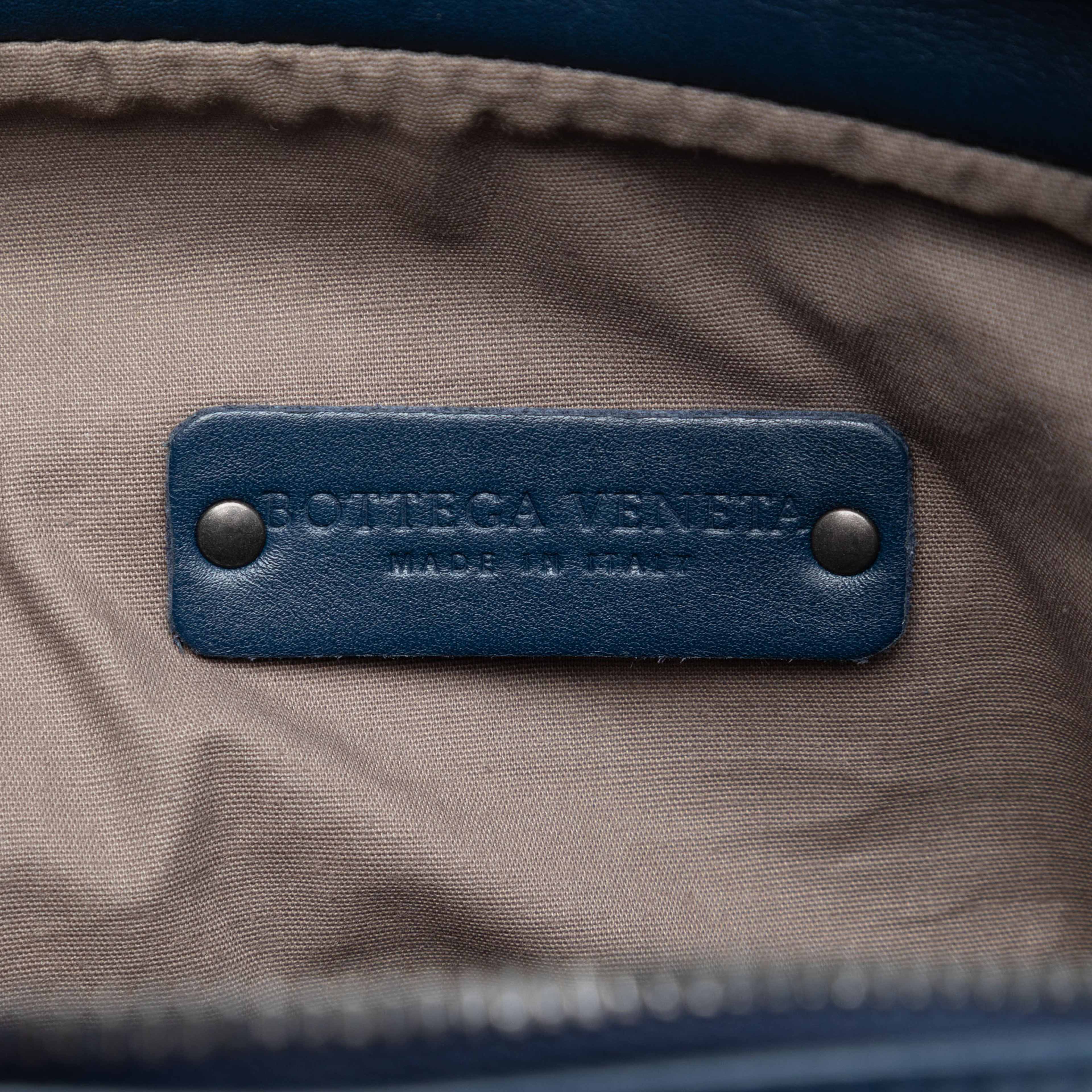 Bottega Veneta Nappa Intrecciato Front Pocket Crossbody, från Luxclusif, i färgen navy. Klicka för att öppna bilden i stort format