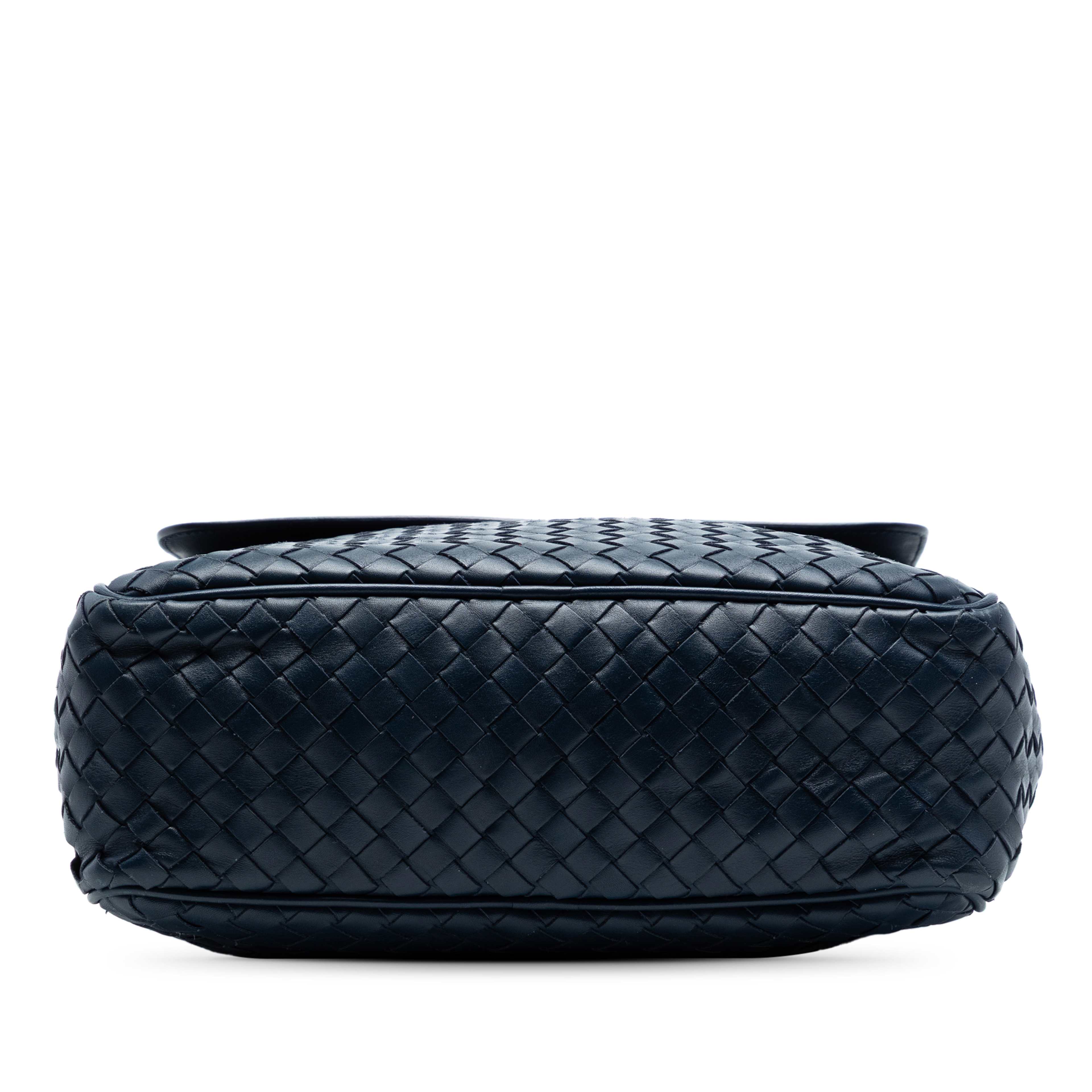 Bottega Veneta Nappa Intrecciato Front Pocket Crossbody, från Luxclusif, i färgen navy. Klicka för att öppna bilden i stort format