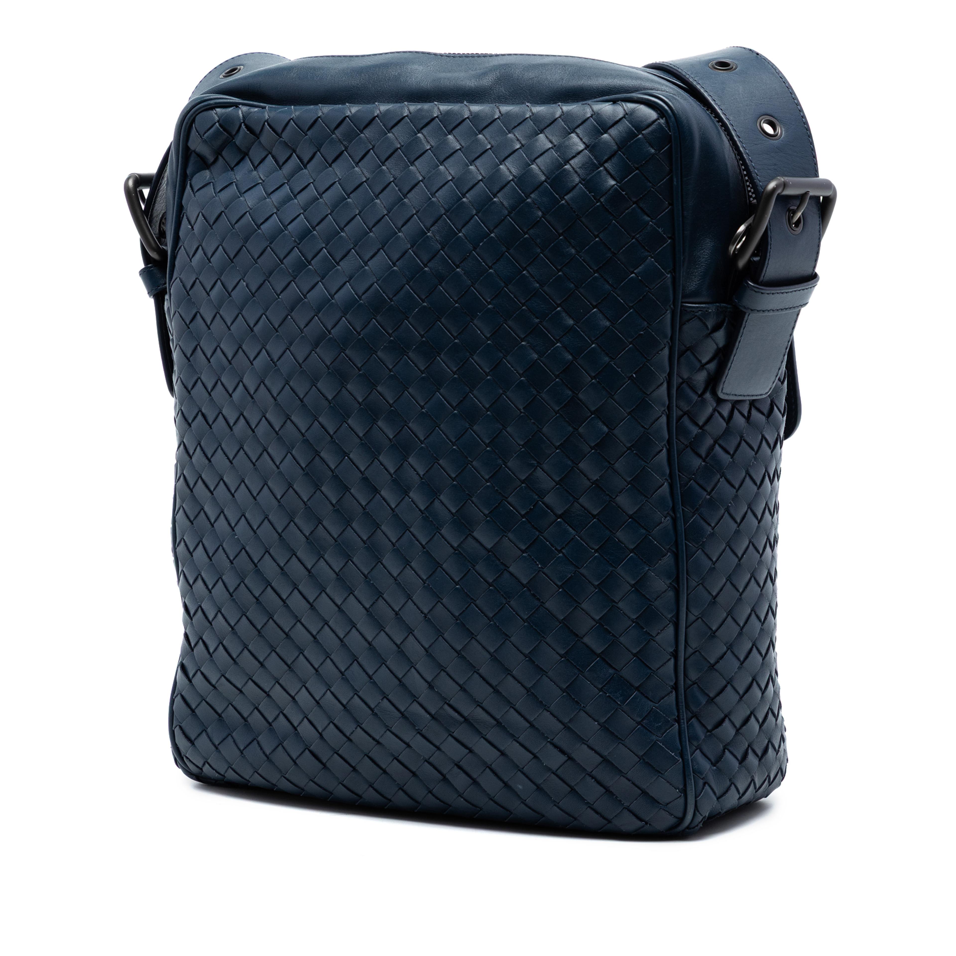 Bottega Veneta Nappa Intrecciato Front Pocket Crossbody, från Luxclusif, i färgen navy. Klicka för att öppna bilden i stort format