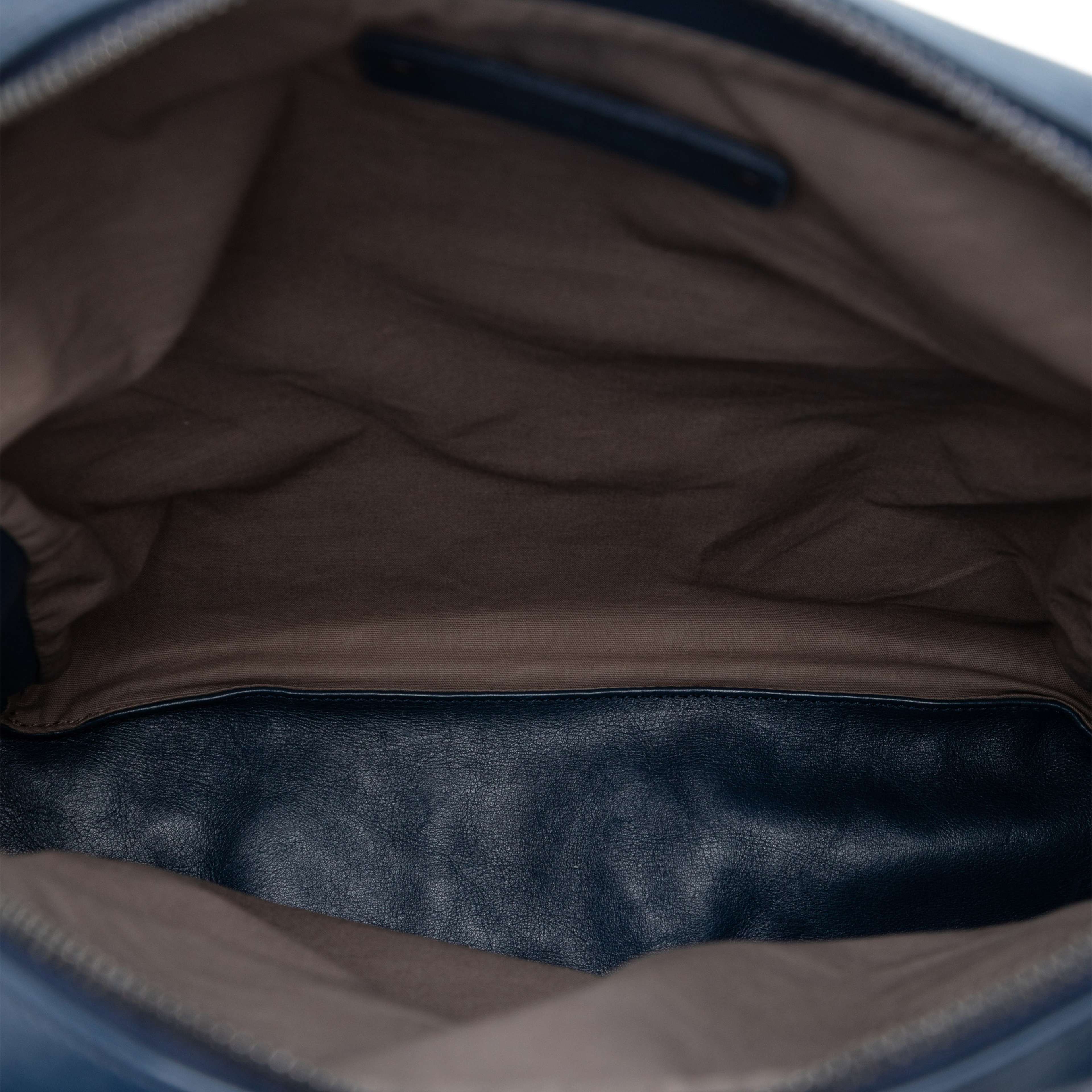 Bottega Veneta Nappa Intrecciato Front Pocket Crossbody, från Luxclusif, i färgen navy. Klicka för att öppna bilden i stort format