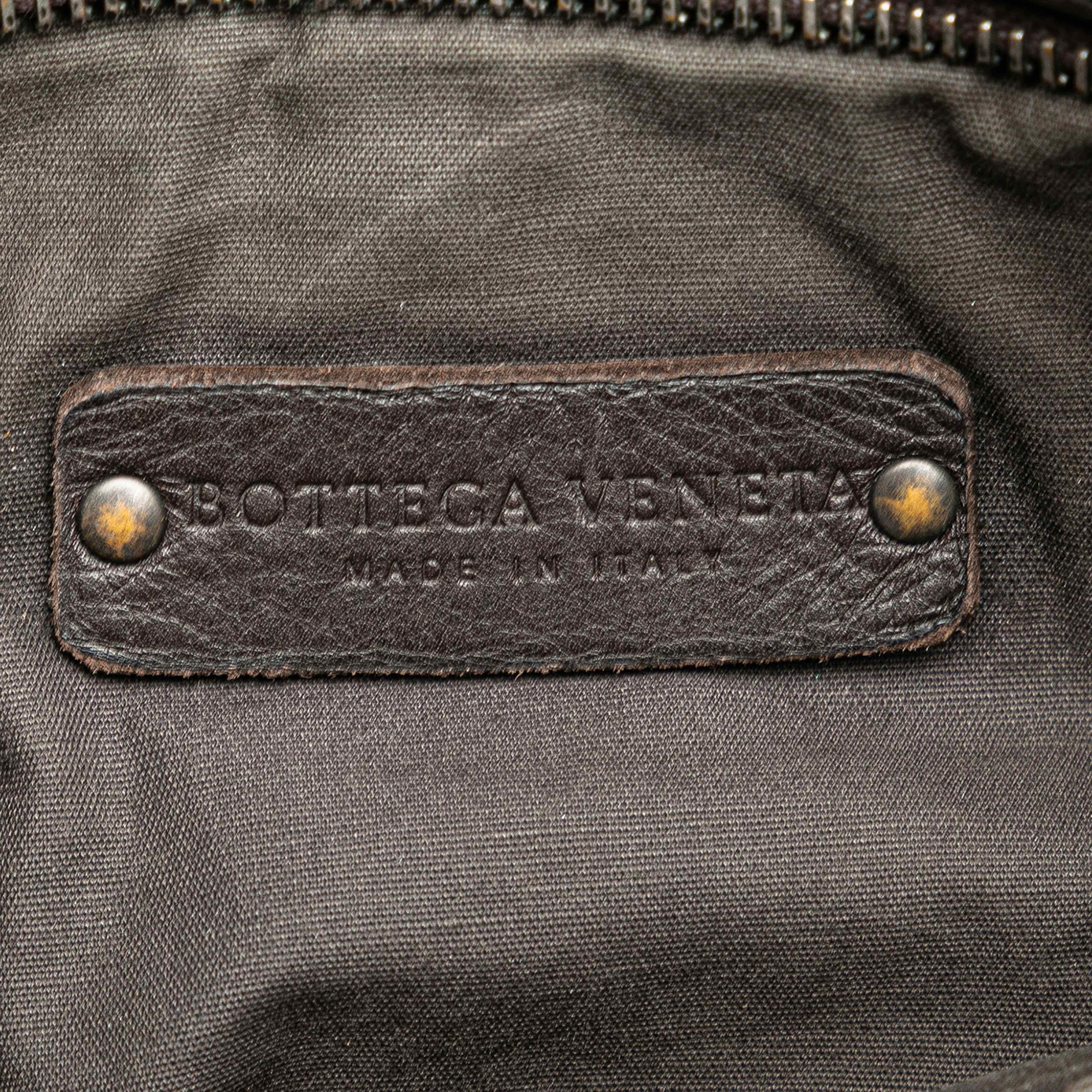 Bottega Veneta Nappa Intrecciato Crossbody, från Luxclusif, i färgen dark brown. Klicka för att öppna bilden i stort format