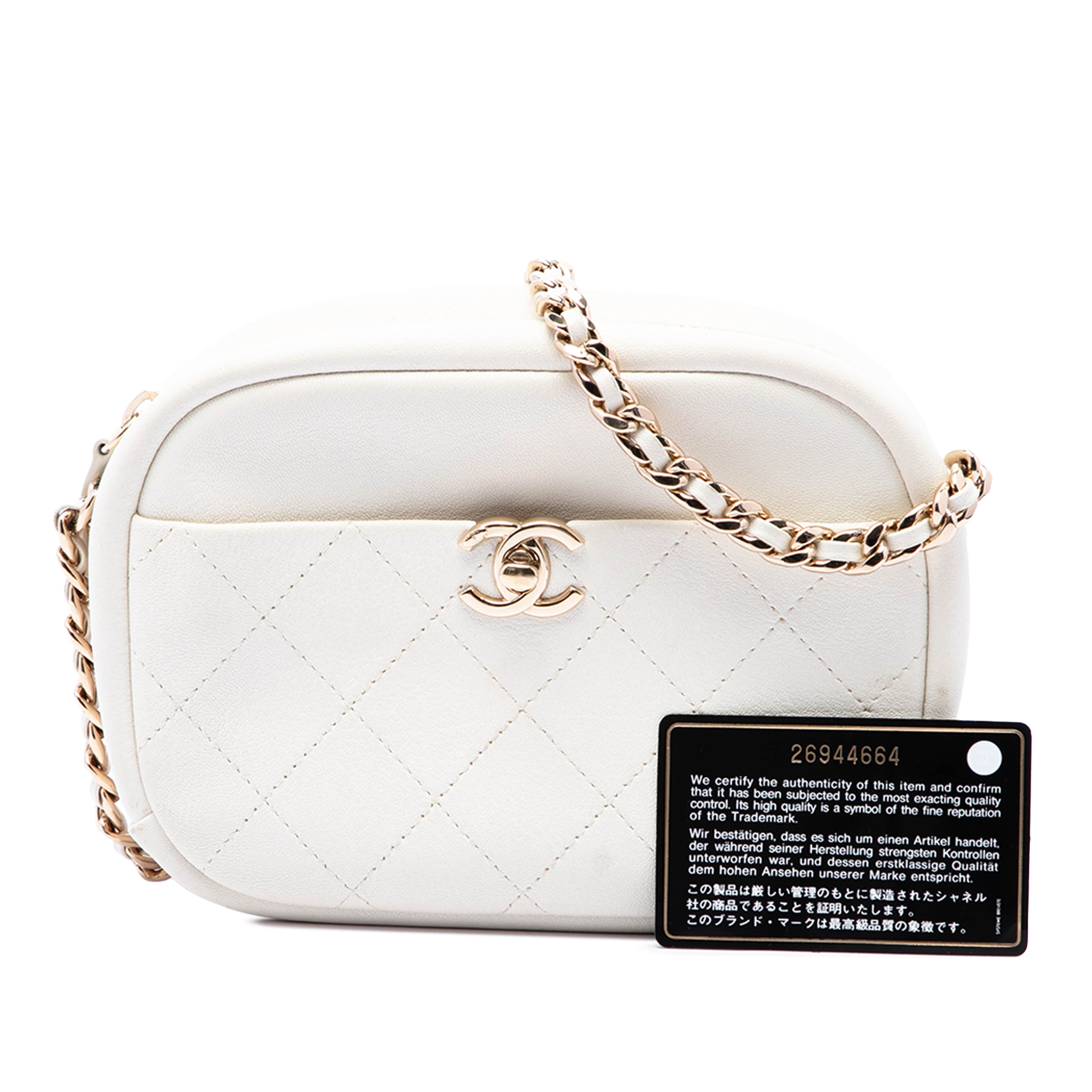 Chanel Small Quilted Goatskin Casual Trip Camera Bag, från Luxclusif, i färgen vit. Klicka för att öppna bilden i stort format