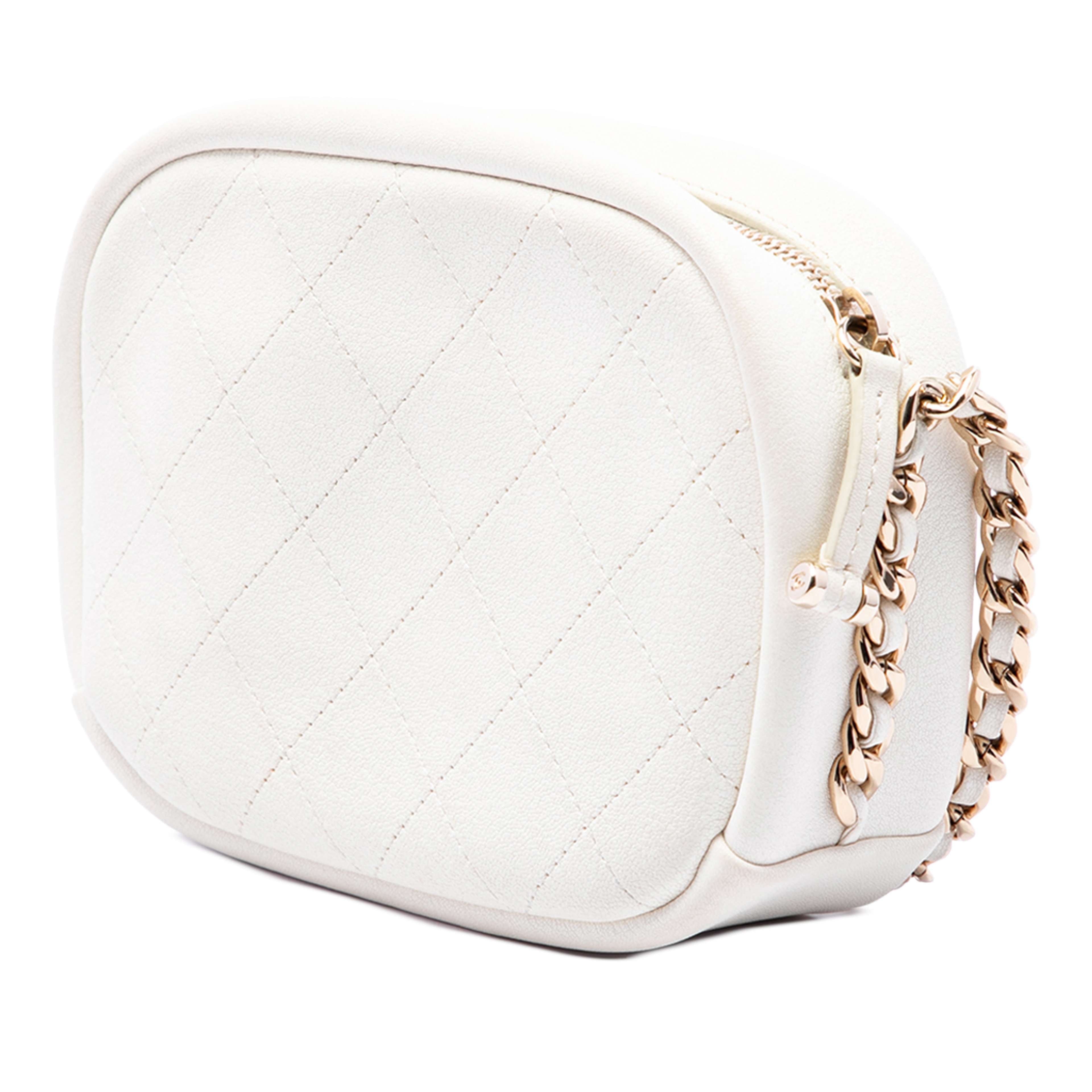 Chanel Small Quilted Goatskin Casual Trip Camera Bag, från Luxclusif, i färgen vit. Klicka för att öppna bilden i stort format