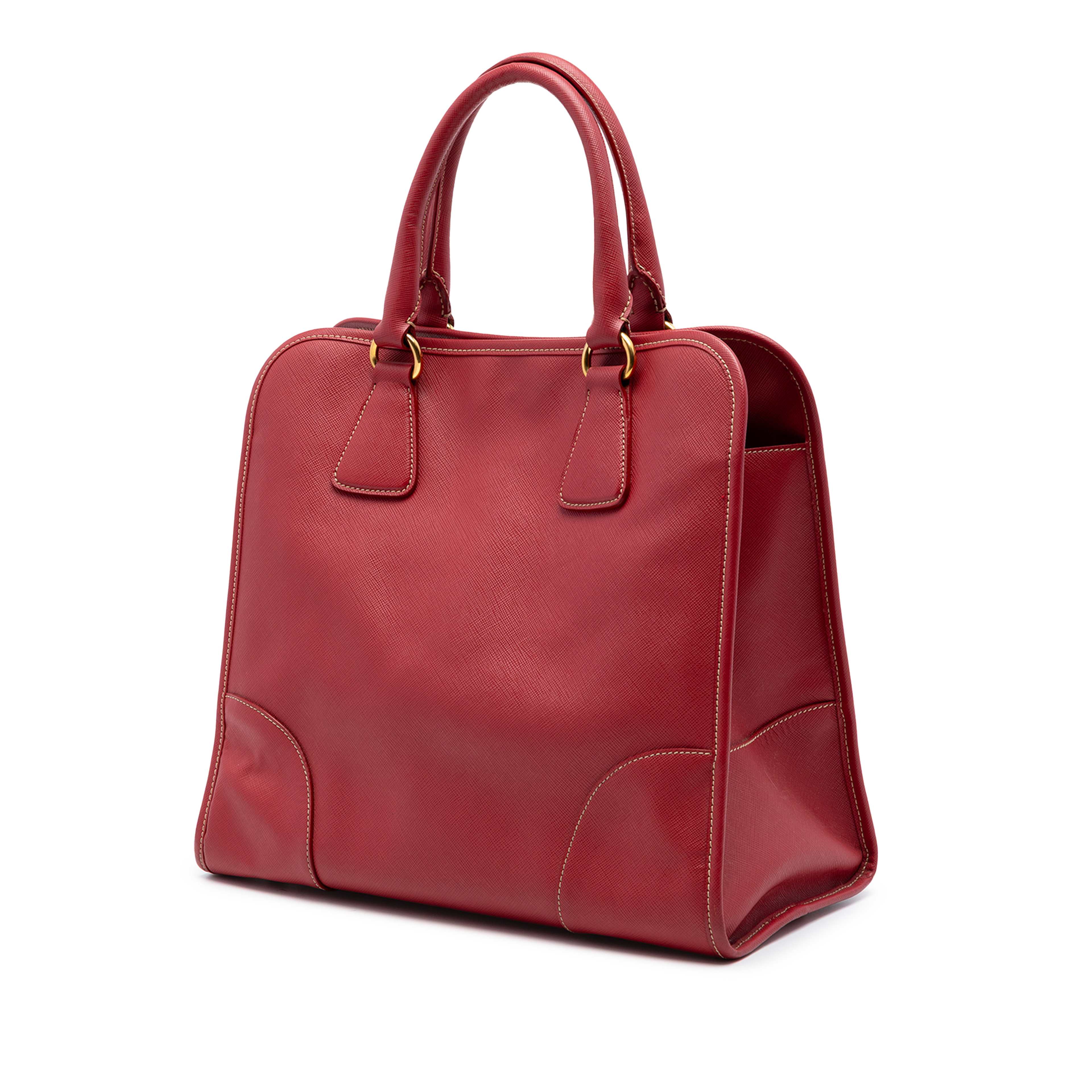 Prada Saffiano Lux Shopping Tote, från Luxclusif, i färgen red. Klicka för att öppna bilden i stort format