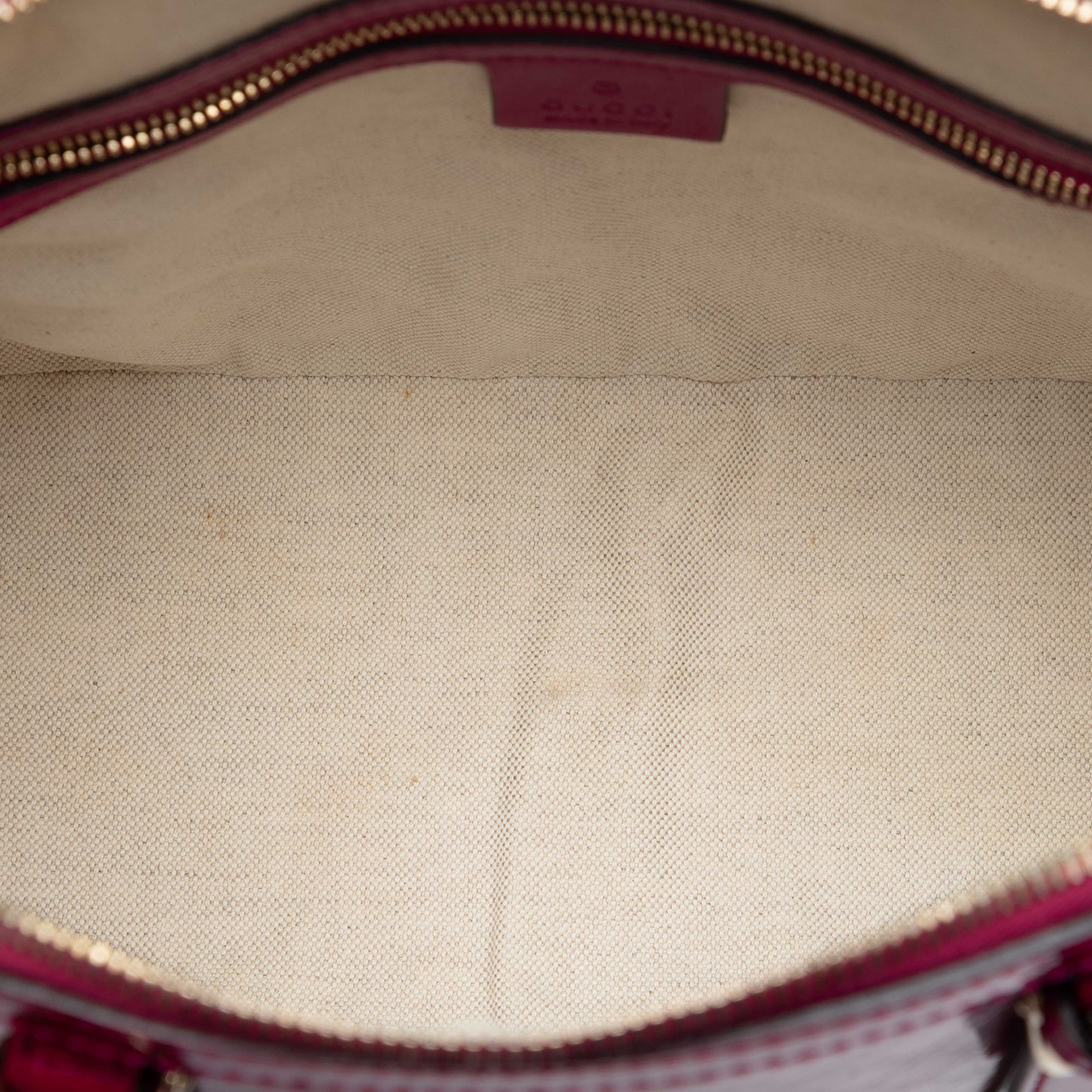 Gucci Small Microguccissima Patent Nice Dome Satchel, från Luxclusif, i färgen hot pink. Klicka för att öppna bilden i stort format