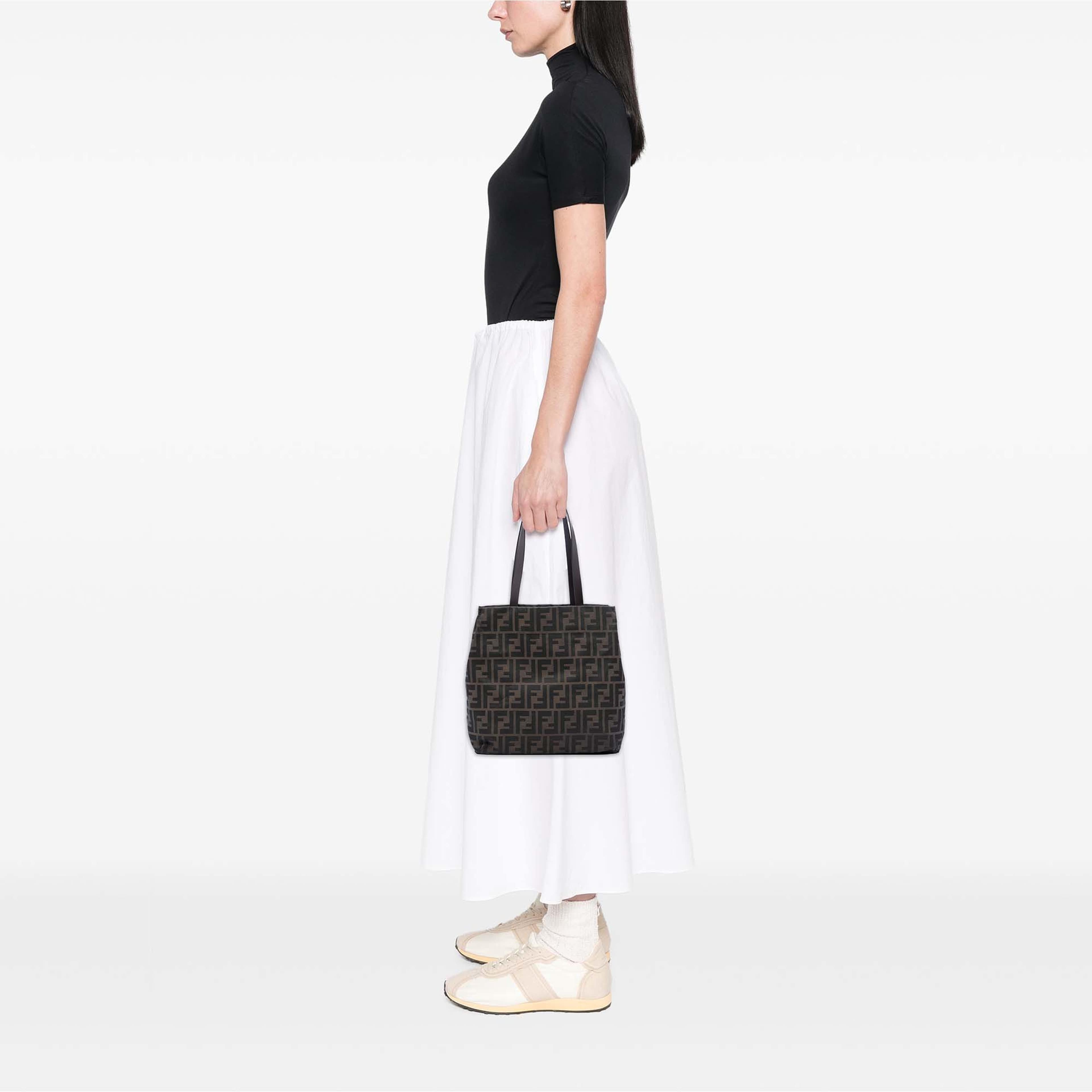Fendi Zucca Canvas Tote, från Luxclusif, i färgen brun. Klicka för att öppna bilden i stort format