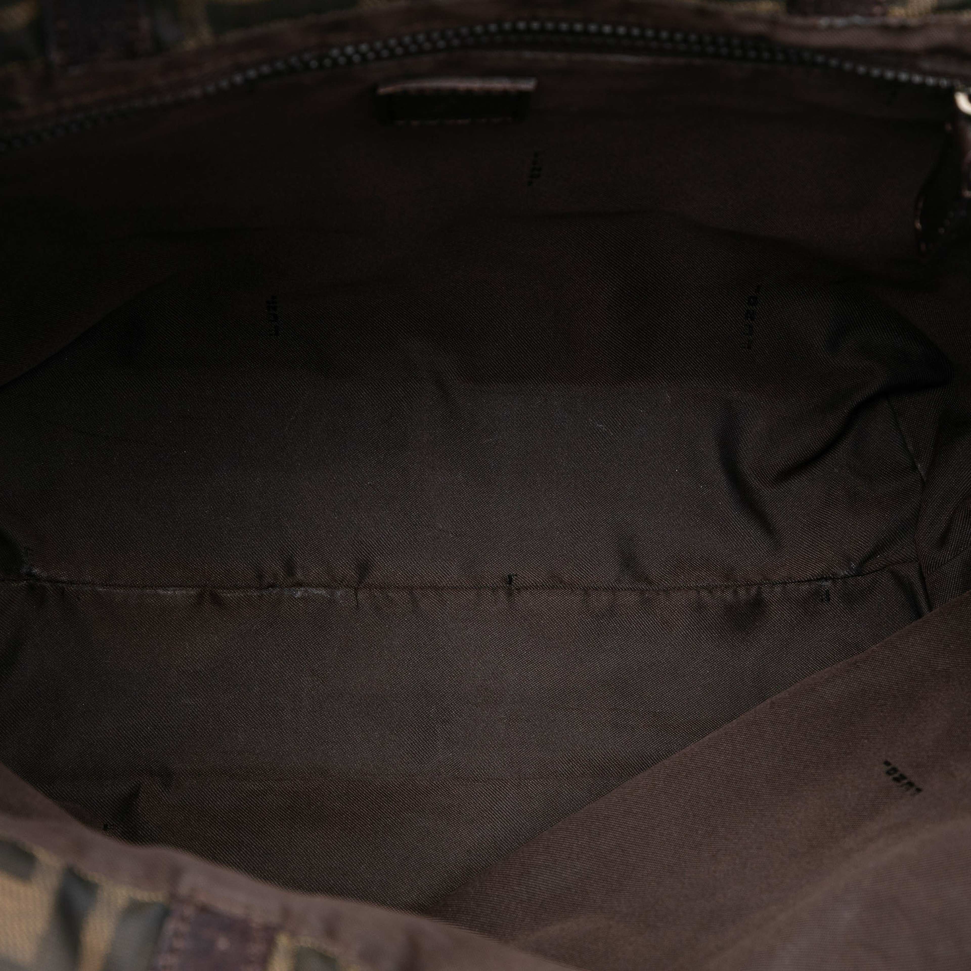 Fendi Zucca Canvas Tote, från Luxclusif, i färgen brun. Klicka för att öppna bilden i stort format