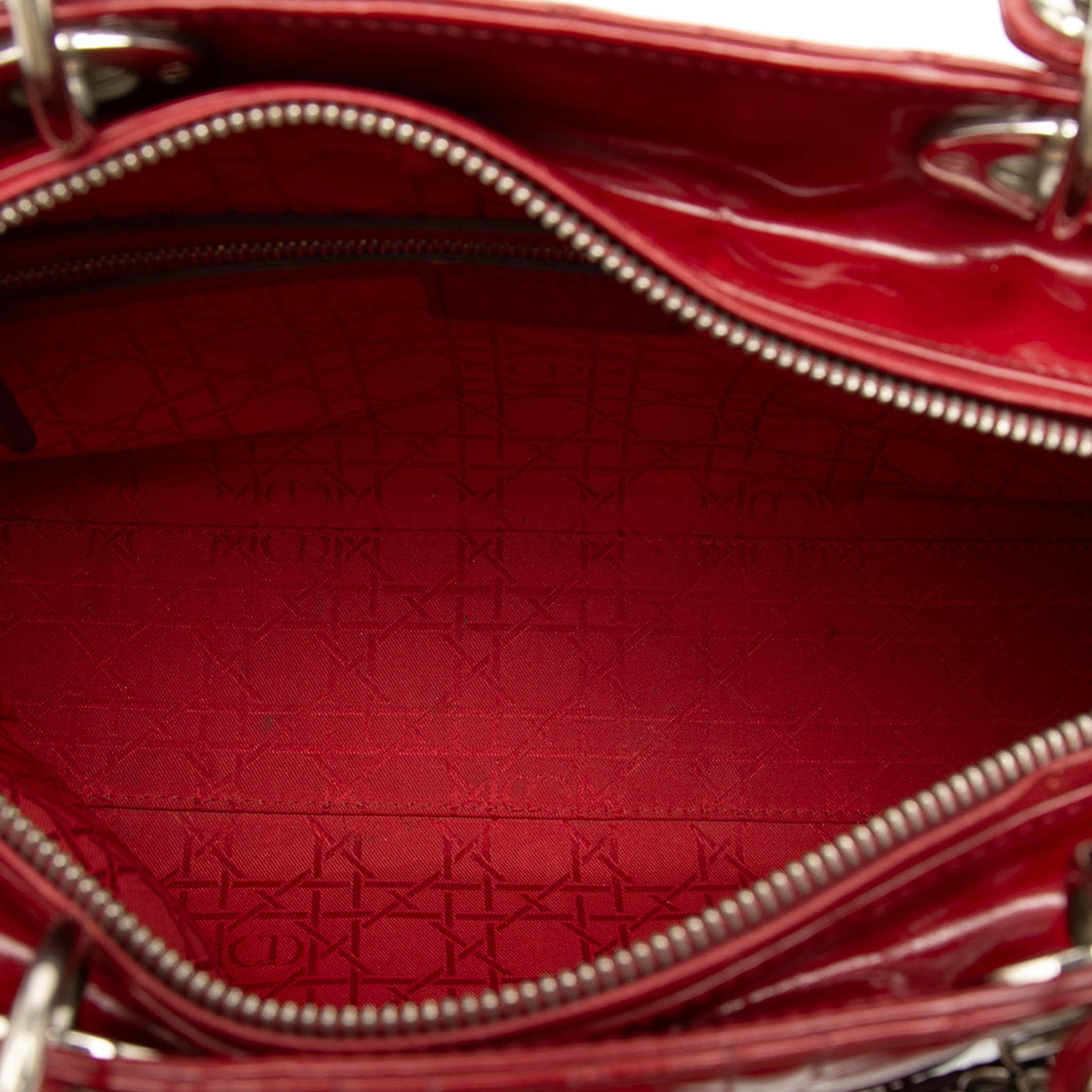 Dior Large Patent Cannage Lady Dior, från Luxclusif, i färgen dark red. Klicka för att öppna bilden i stort format