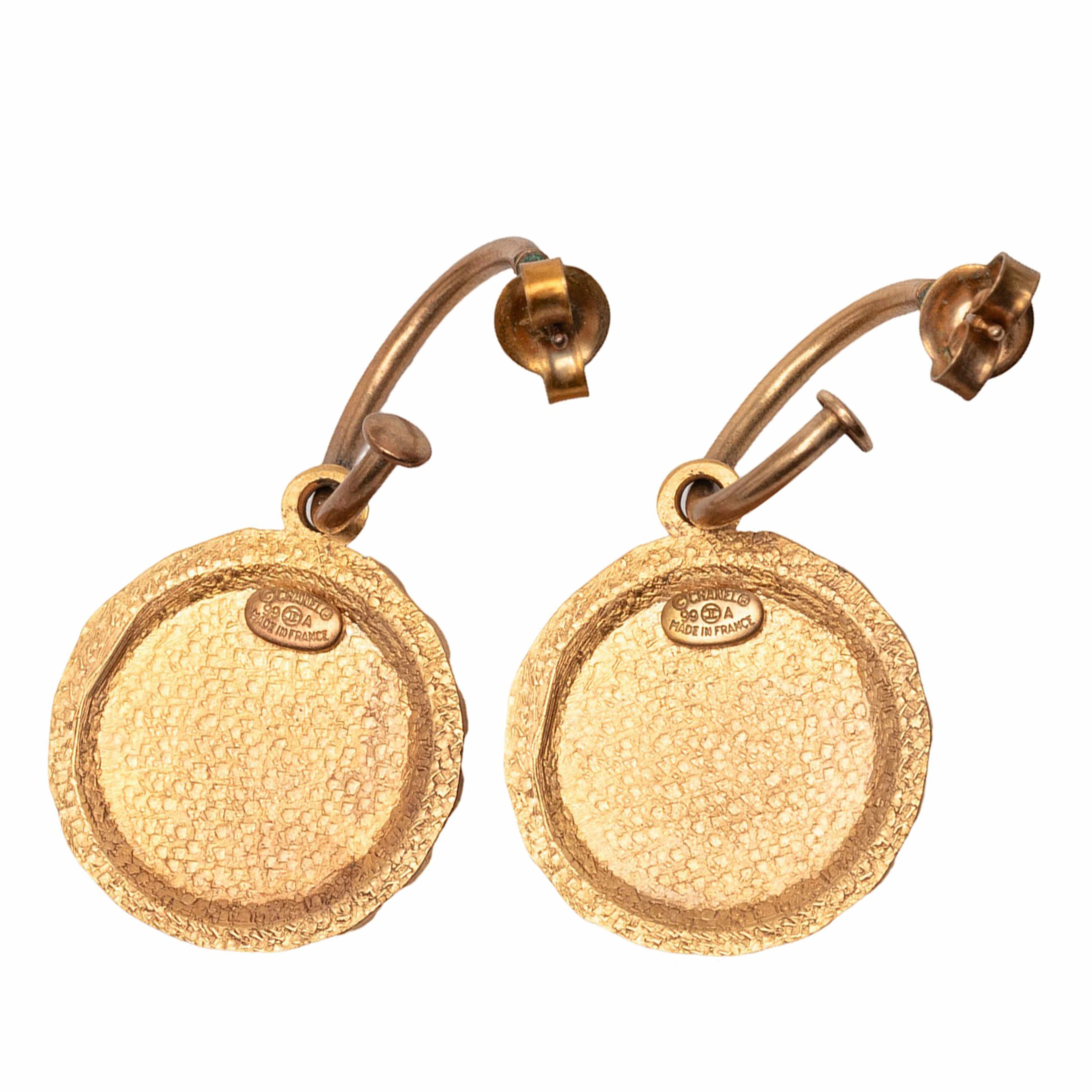 Chanel Gold Plated Enamel Logo Round Scalloped Swing Push Back Earrings, från Luxclusif, i färgen gold. Klicka för att öppna bilden i stort format