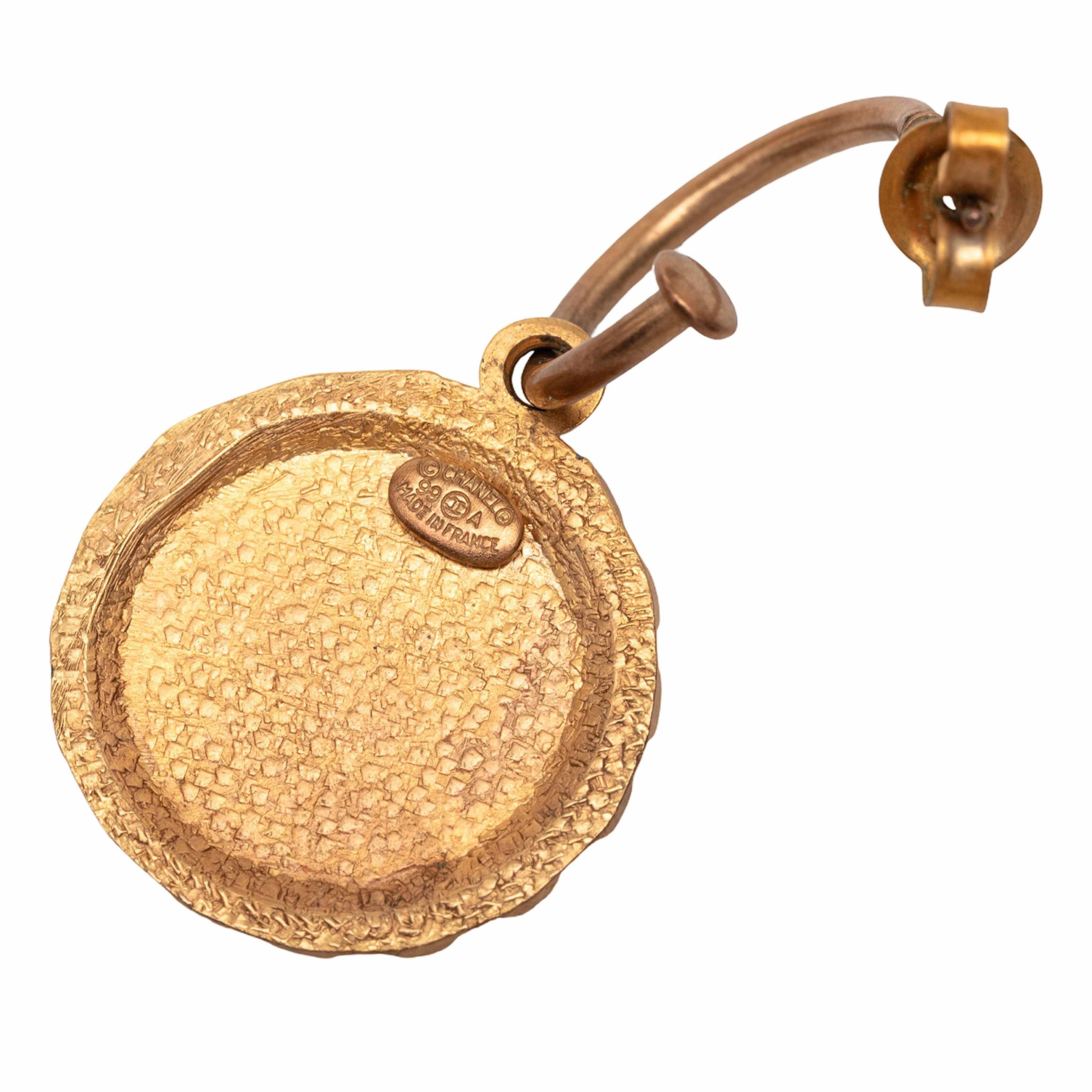 Chanel Gold Plated Enamel Logo Round Scalloped Swing Push Back Earrings, från Luxclusif, i färgen gold. Klicka för att öppna bilden i stort format