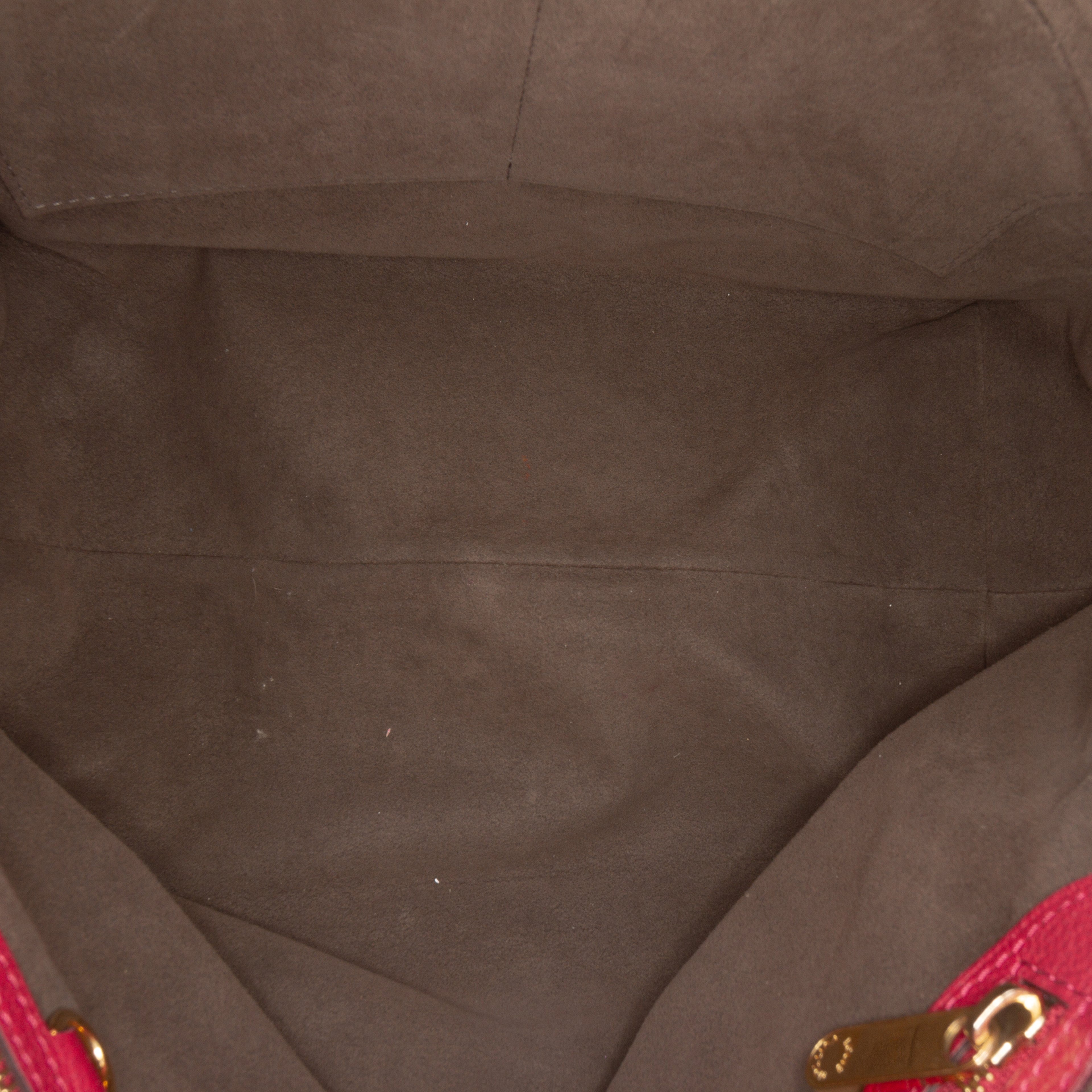 Louis Vuitton Monogram Mahina Cirrus Pm, från Luxclusif, i färgen red. Klicka för att öppna bilden i stort format