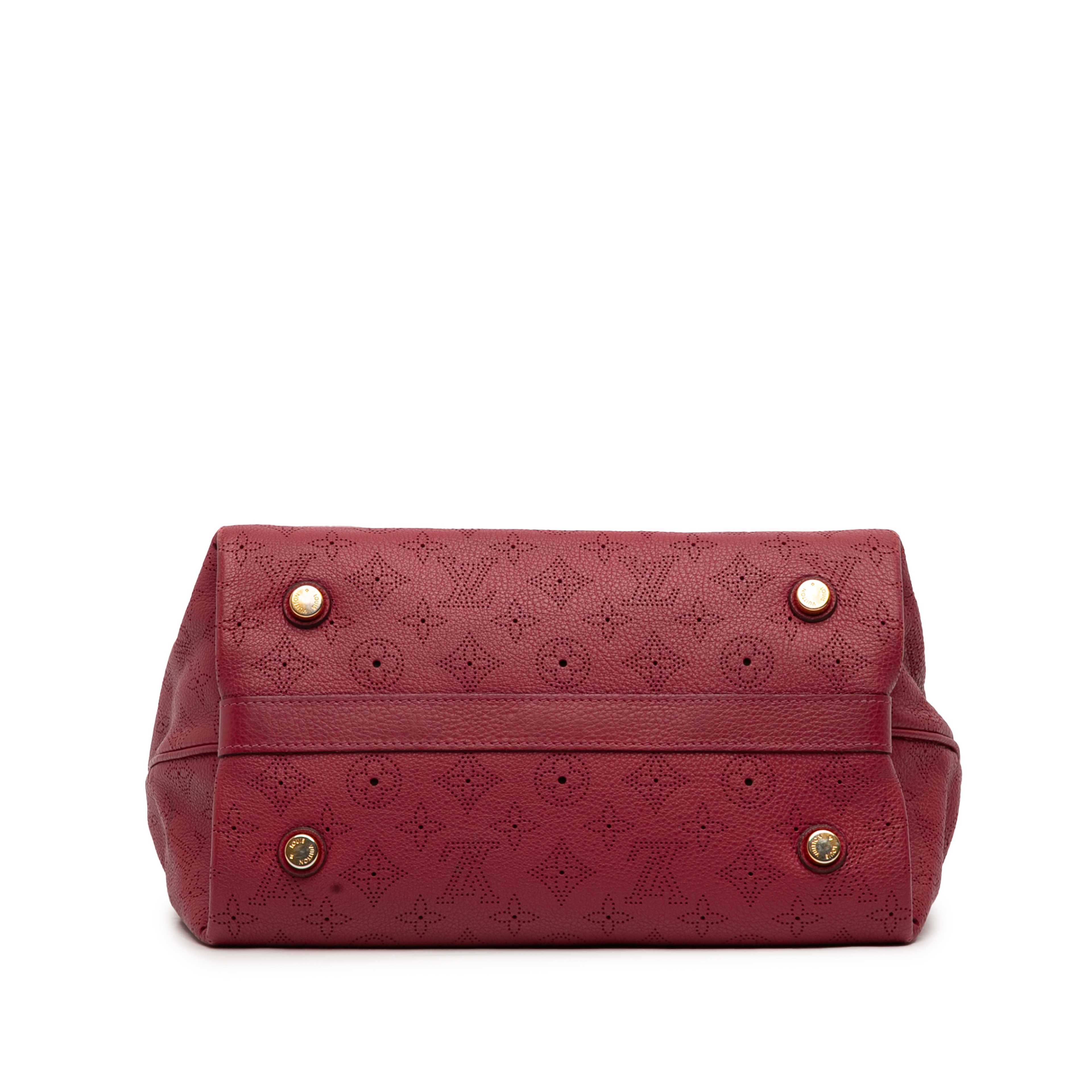 Louis Vuitton Monogram Mahina Cirrus Pm, från Luxclusif, i färgen red. Klicka för att öppna bilden i stort format