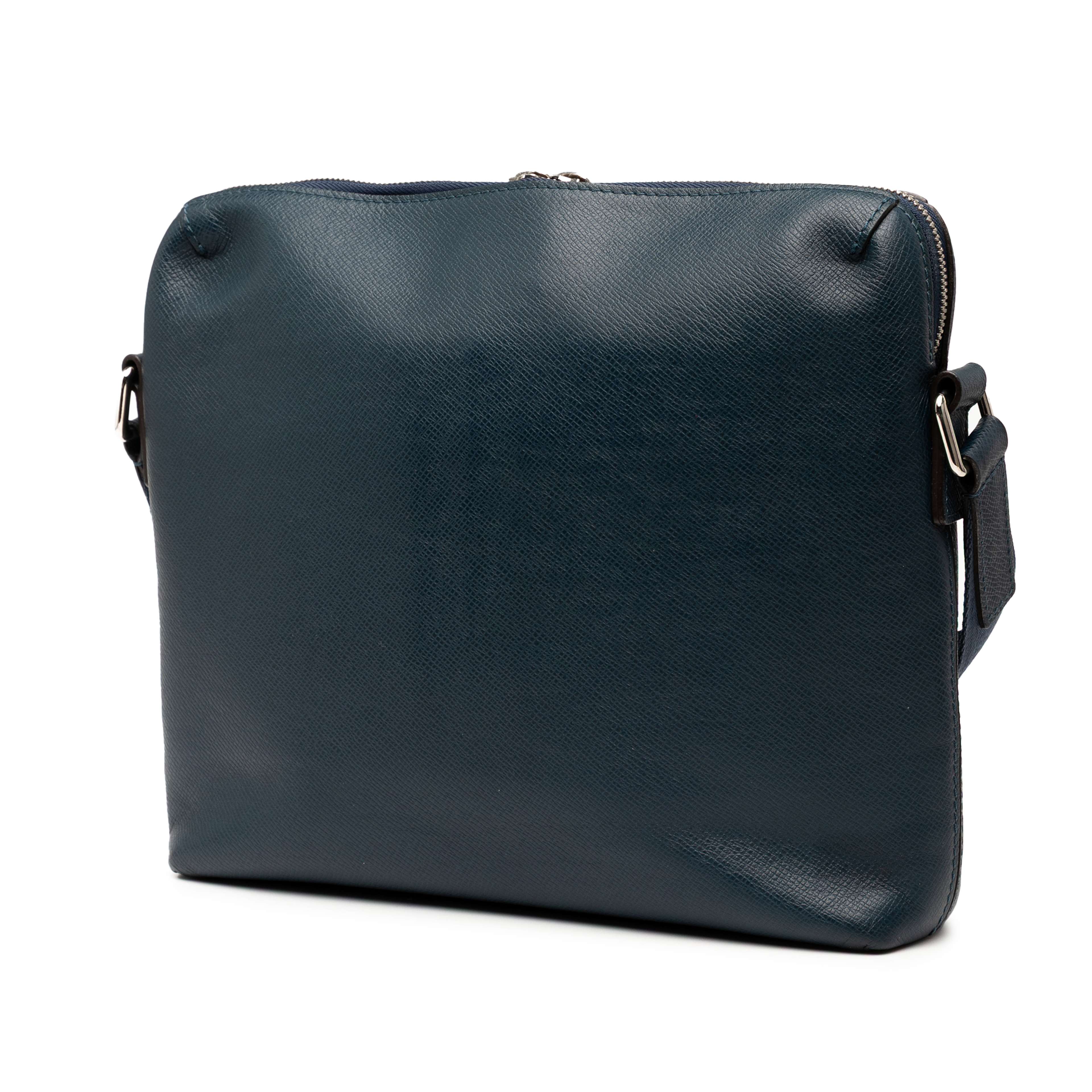 Louis Vuitton Taiga Grigori Pm, från Luxclusif, i färgen navy. Klicka för att öppna bilden i stort format