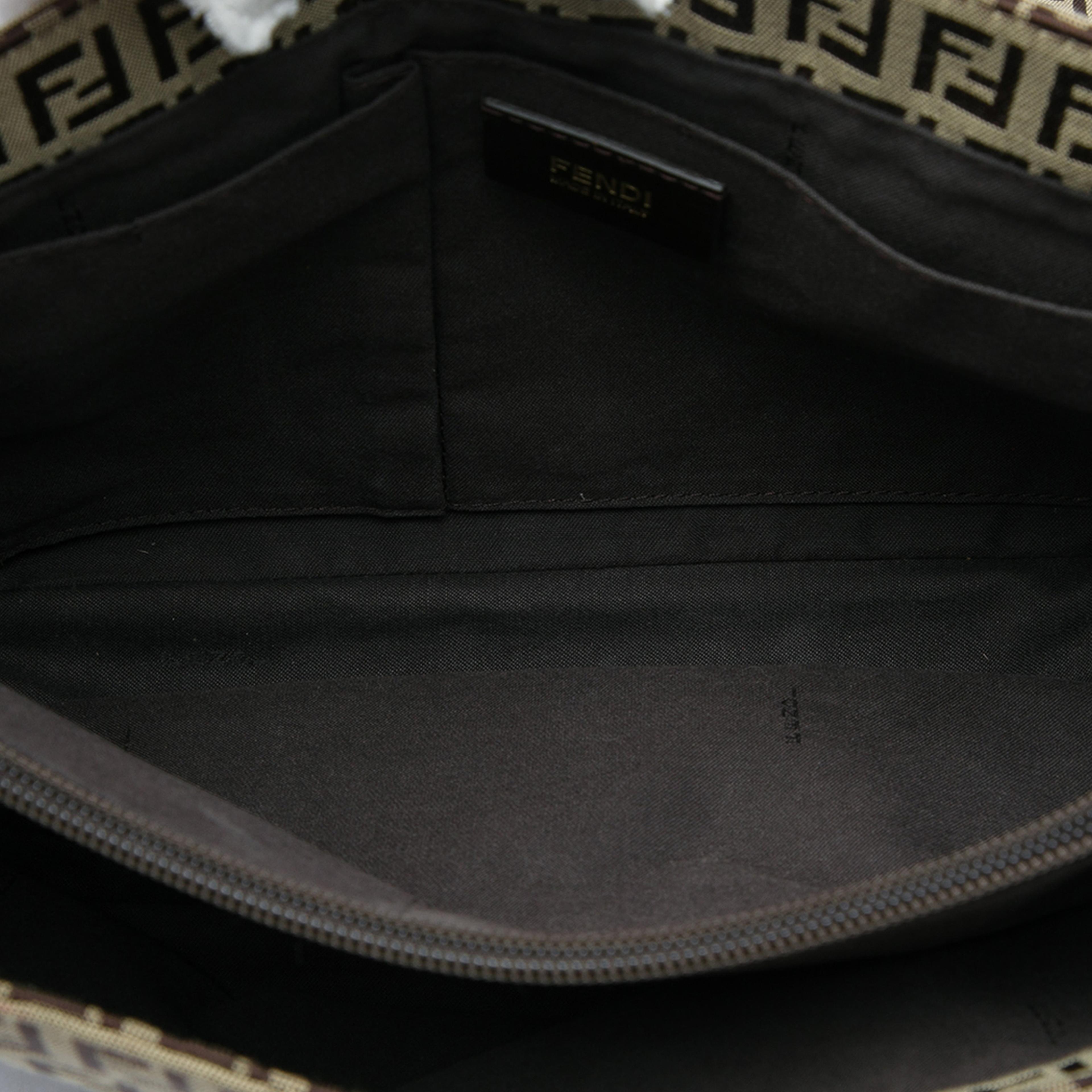 Fendi Zucchino Canvas Messenger Bag, från Luxclusif, i färgen beige. Klicka för att öppna bilden i stort format