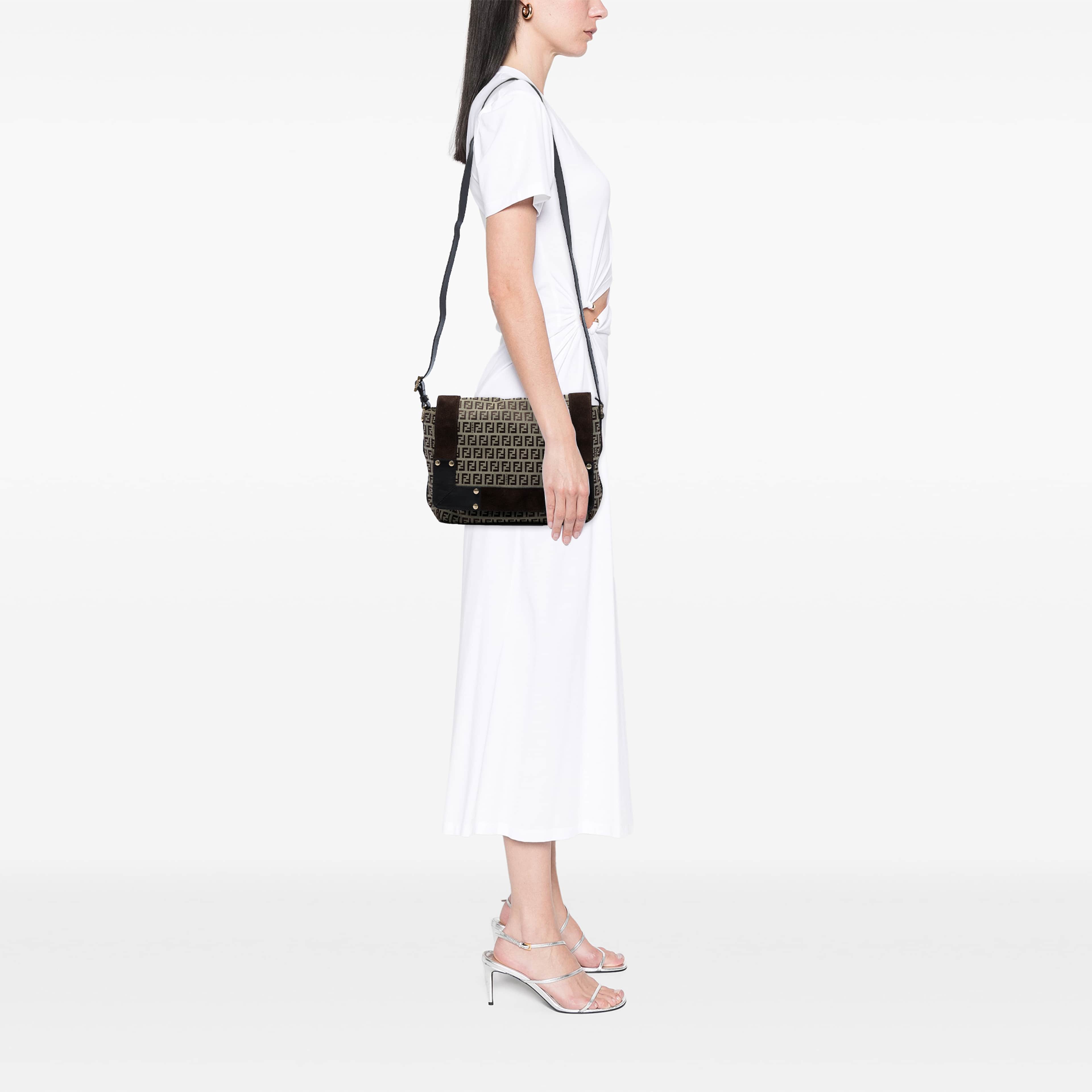 Fendi Zucchino Canvas Messenger Bag, från Luxclusif, i färgen beige. Klicka för att öppna bilden i stort format