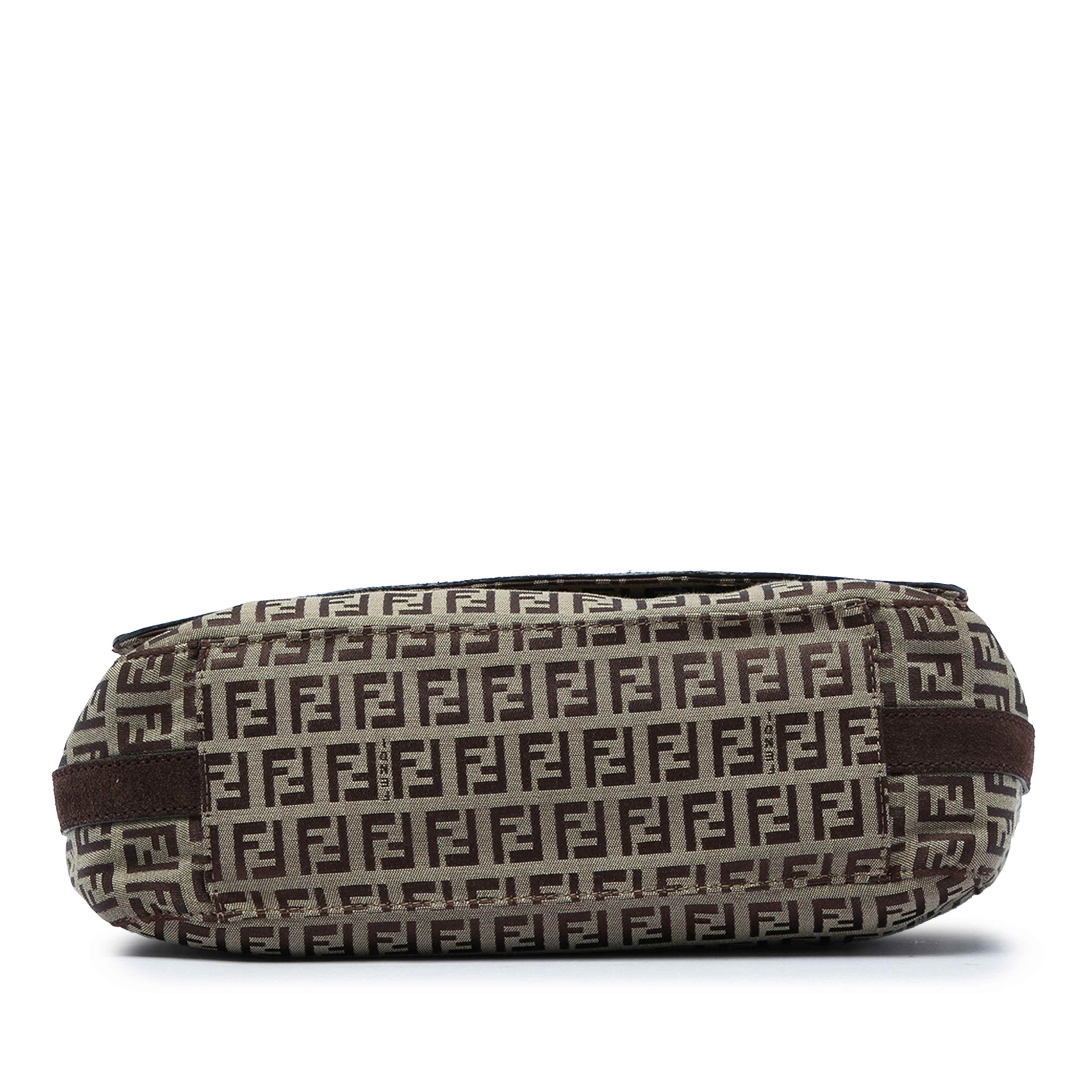 Fendi Zucchino Canvas Messenger Bag, från Luxclusif, i färgen beige. Klicka för att öppna bilden i stort format