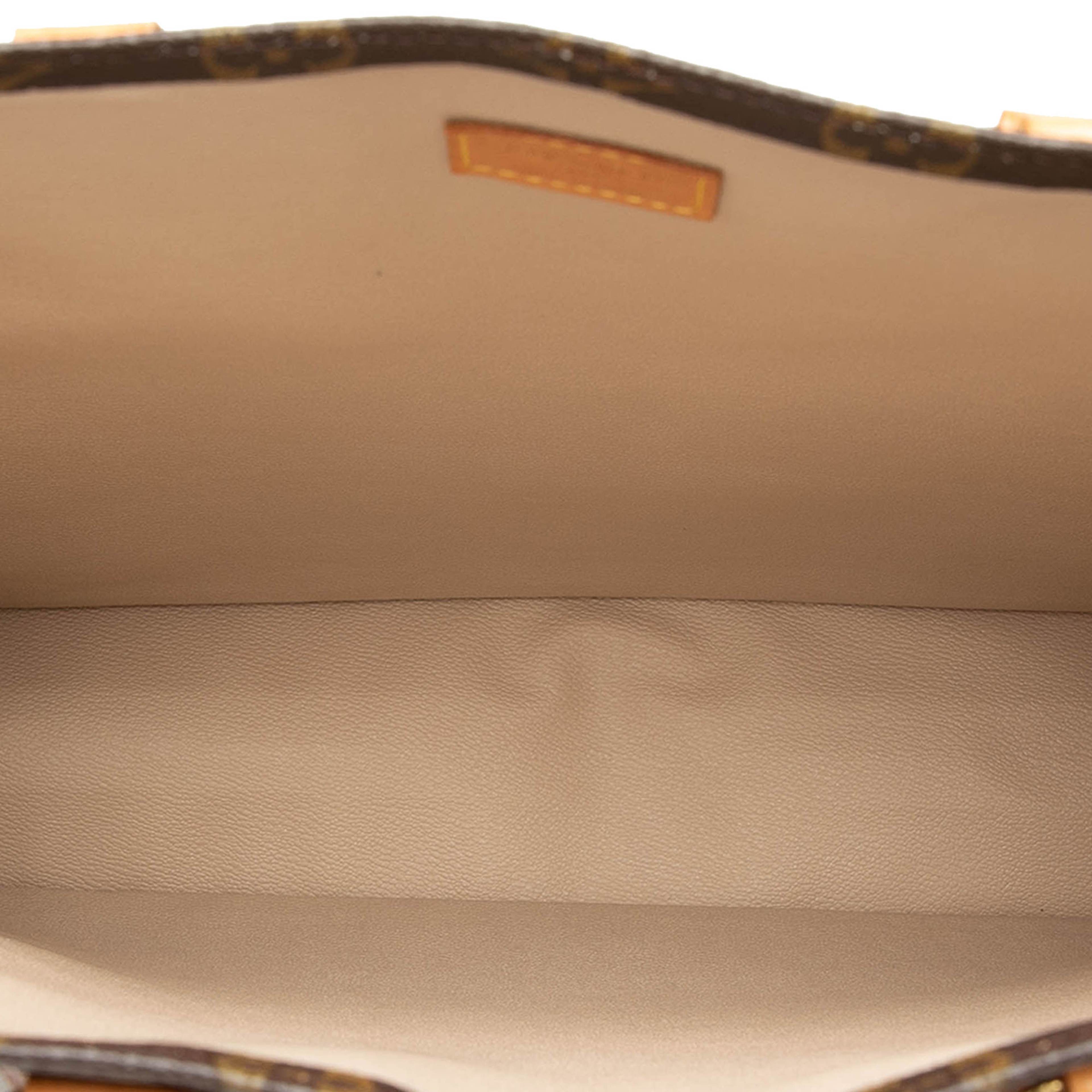 Louis Vuitton Monogram Sac Plat, från Luxclusif, i färgen brun. Klicka för att öppna bilden i stort format