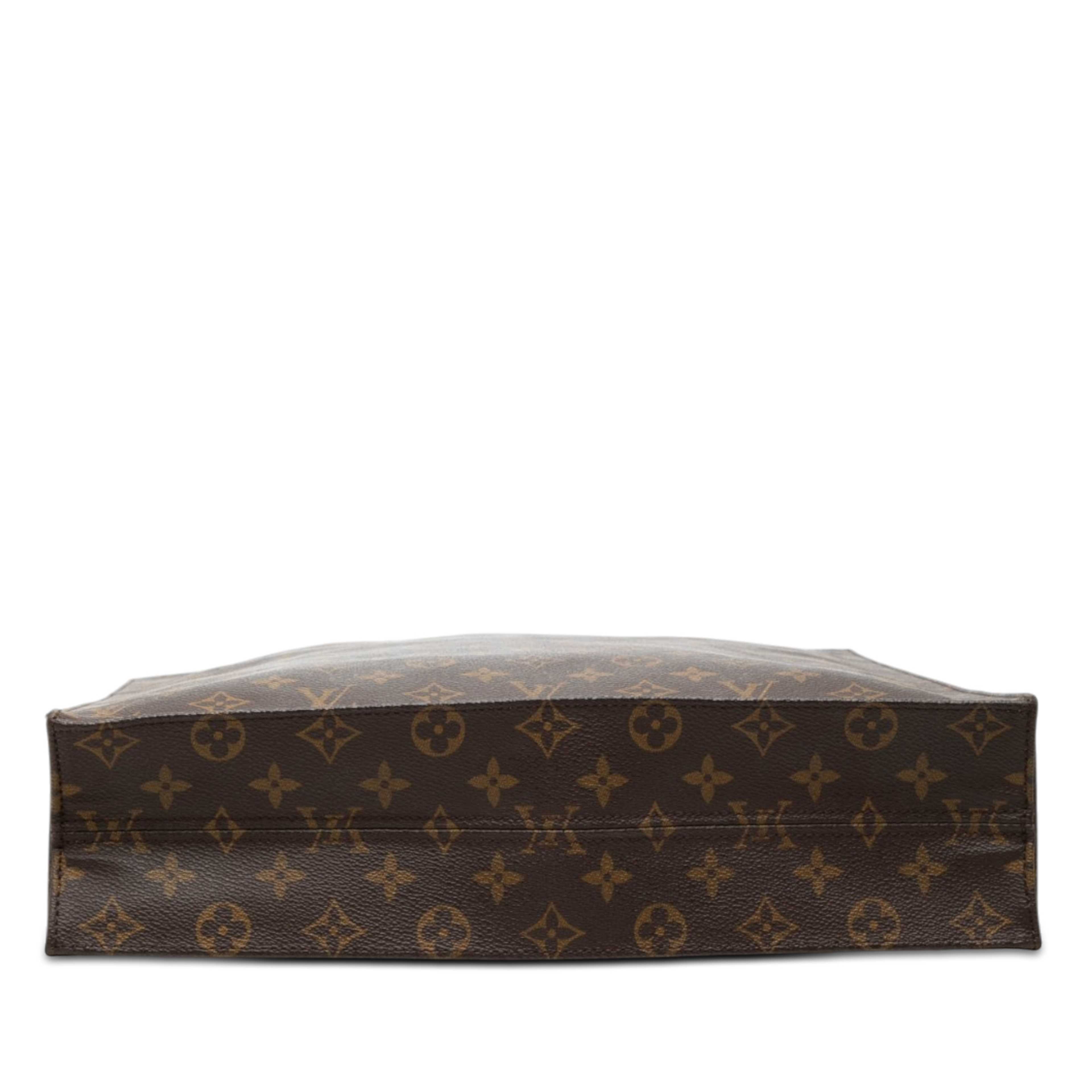 Louis Vuitton Monogram Sac Plat, från Luxclusif, i färgen brun. Klicka för att öppna bilden i stort format