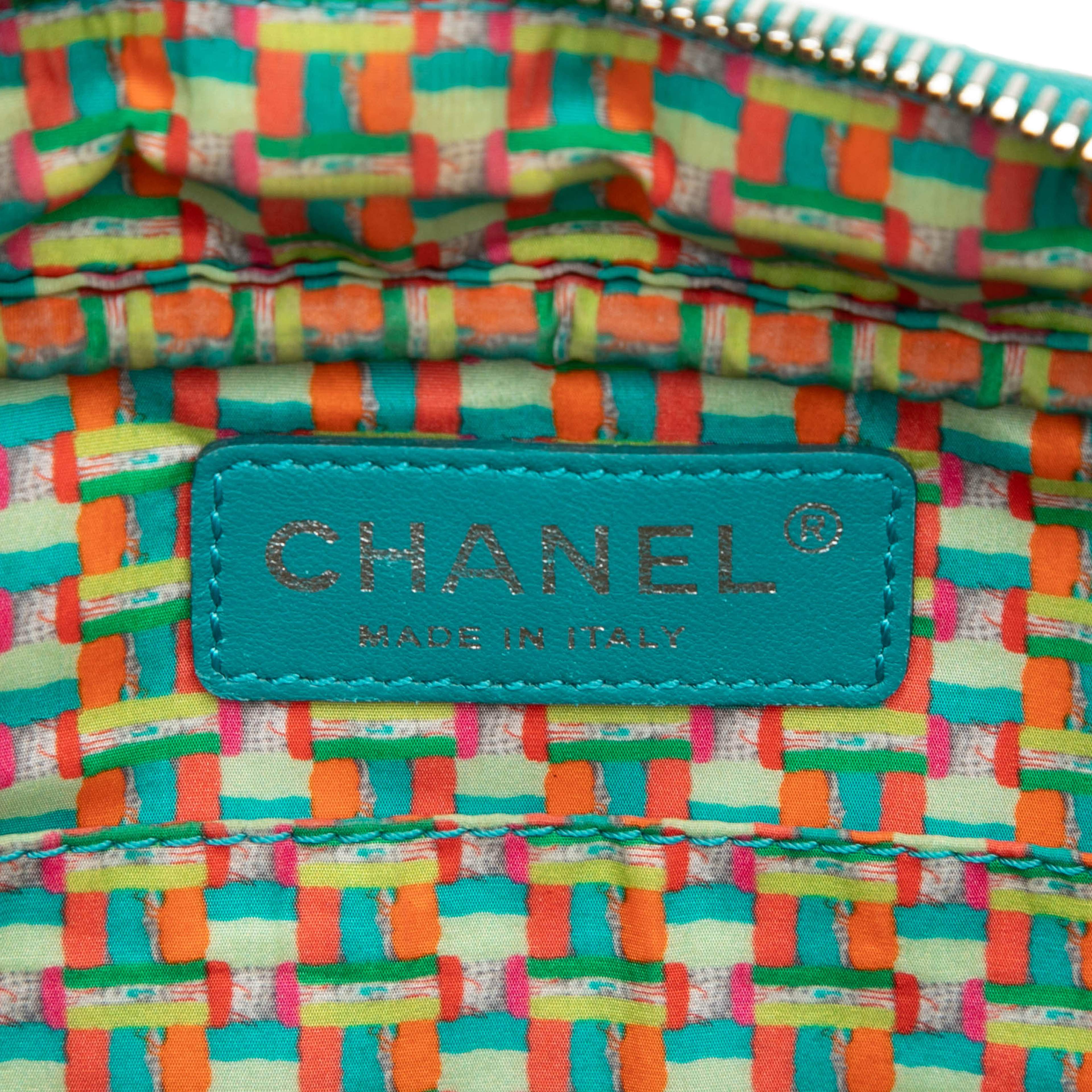 Chanel Medium Cc Quilted Rubberized Lambskin Coco Rain Camera Bag, från Luxclusif, i färgen turquoise. Klicka för att öppna bilden i stort format