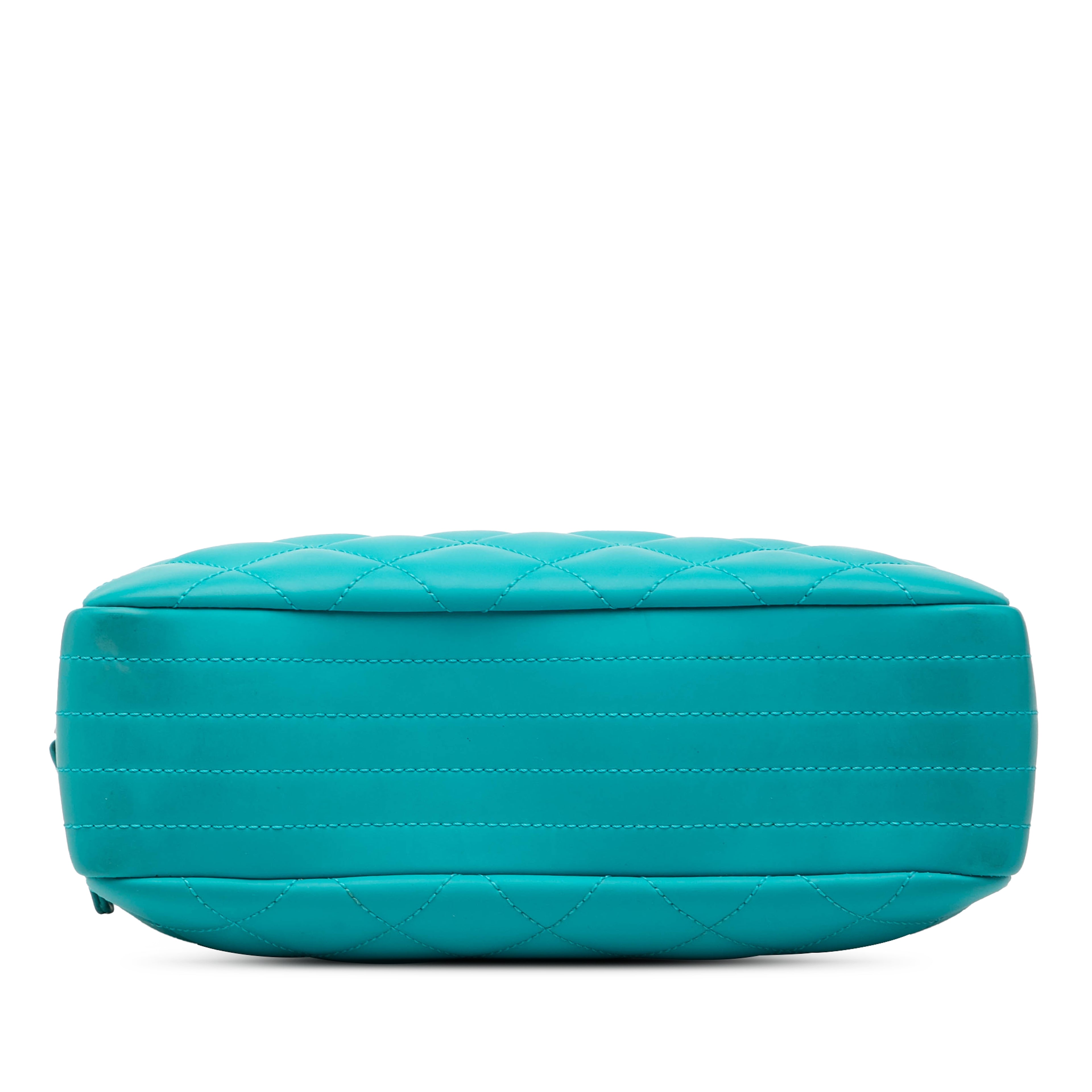 Chanel Medium Cc Quilted Rubberized Lambskin Coco Rain Camera Bag, från Luxclusif, i färgen turquoise. Klicka för att öppna bilden i stort format