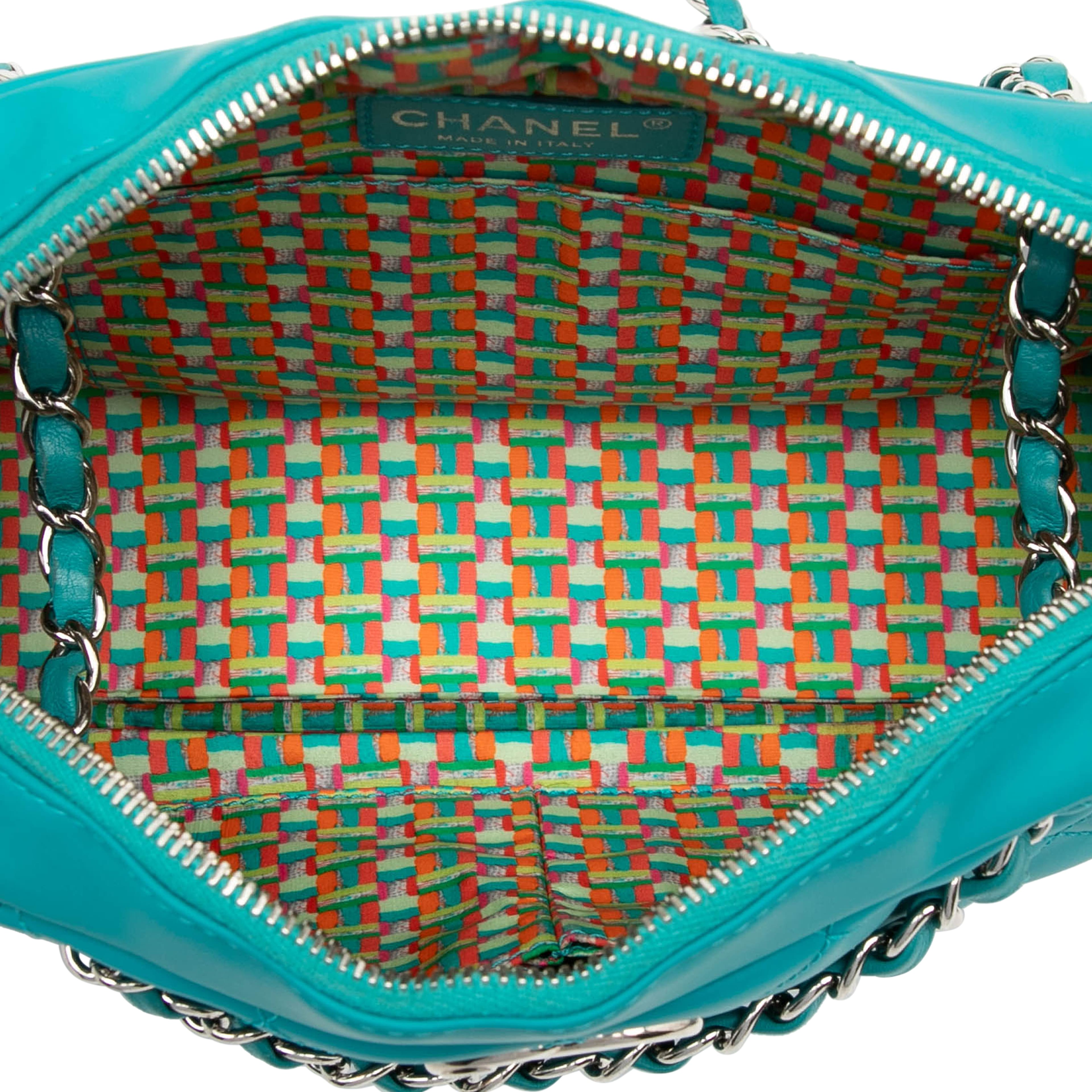 Chanel Medium Cc Quilted Rubberized Lambskin Coco Rain Camera Bag, från Luxclusif, i färgen turquoise. Klicka för att öppna bilden i stort format