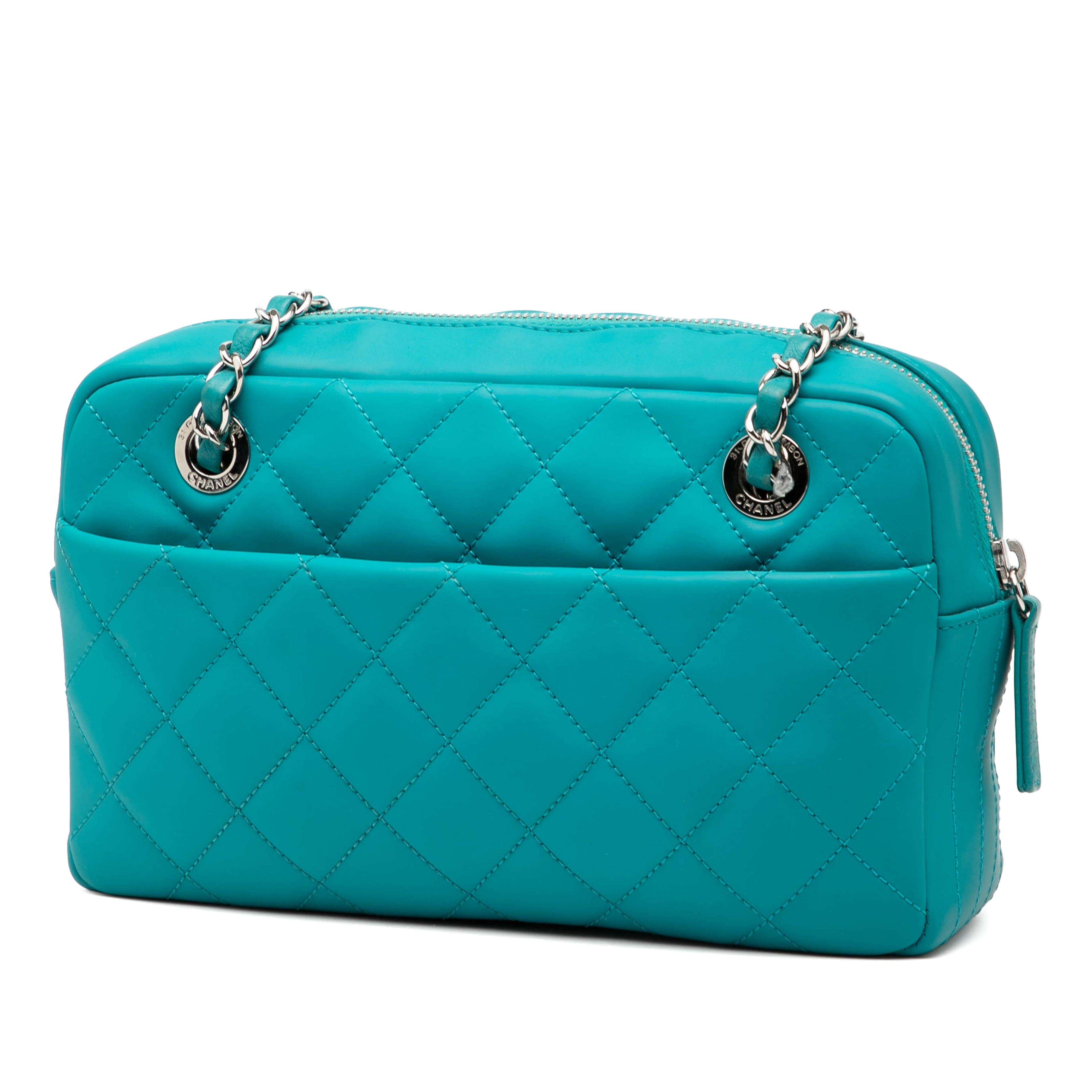 Chanel Medium Cc Quilted Rubberized Lambskin Coco Rain Camera Bag, från Luxclusif, i färgen turquoise. Klicka för att öppna bilden i stort format