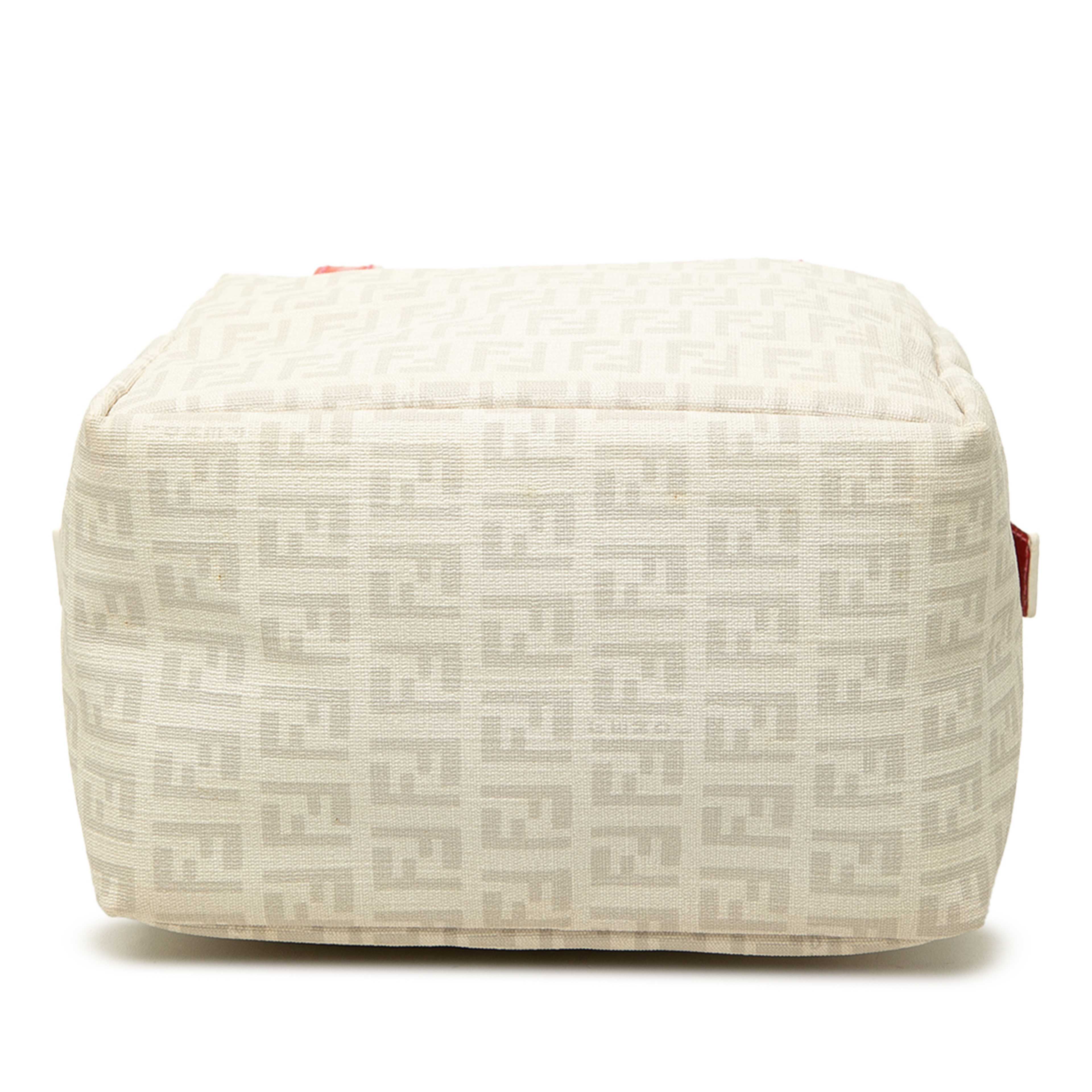 Fendi Mini Zucchino Spalmati Handbag, från Luxclusif, i färgen vit. Klicka för att öppna bilden i stort format