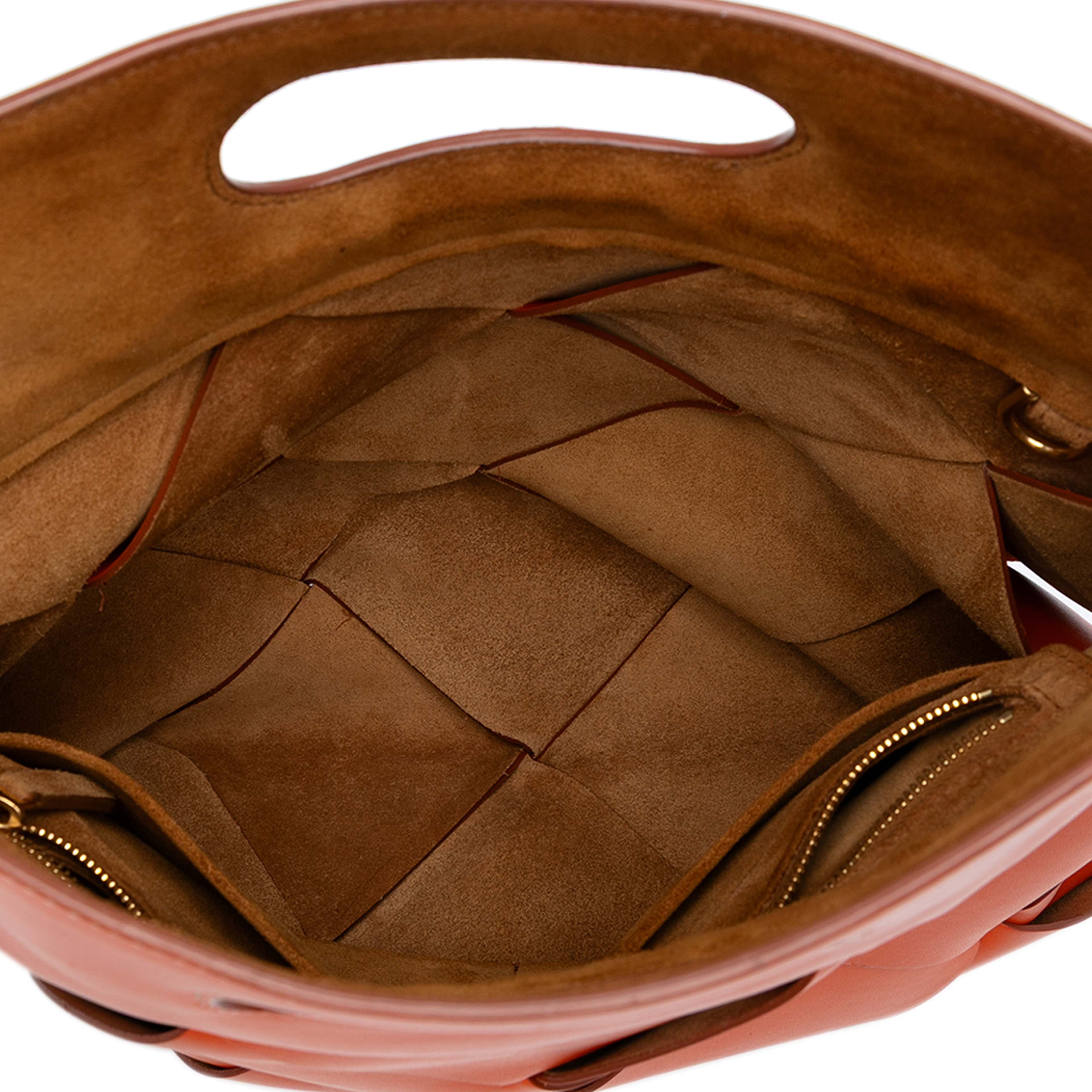 Bottega Veneta Small French Calfskin Slip Tote, från Luxclusif, i färgen orange. Klicka för att öppna bilden i stort format