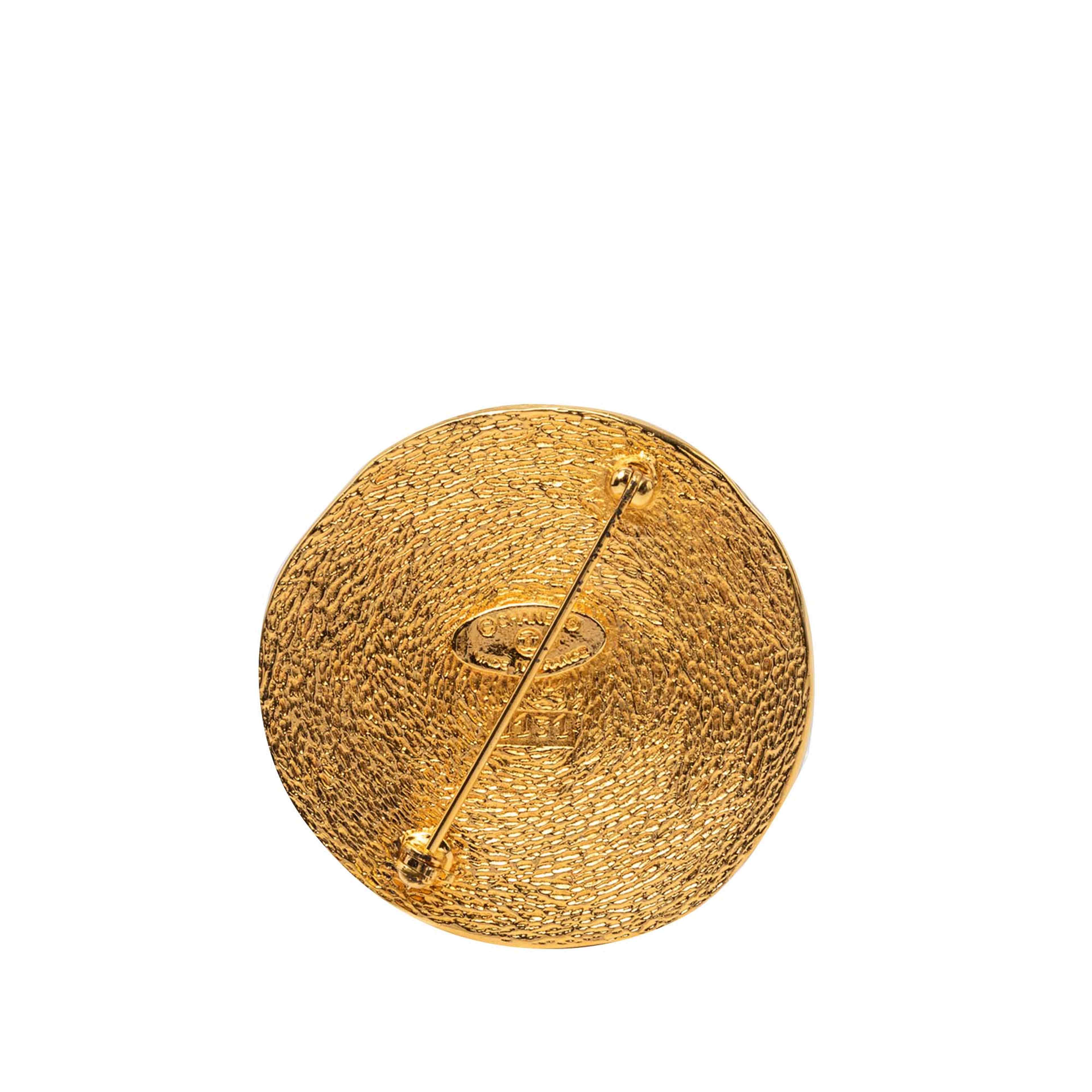 Chanel Gold Plated 31 Rue Cambon Medallion Pin Brooch, från Luxclusif, i färgen guld. Klicka för att öppna bilden i stort format