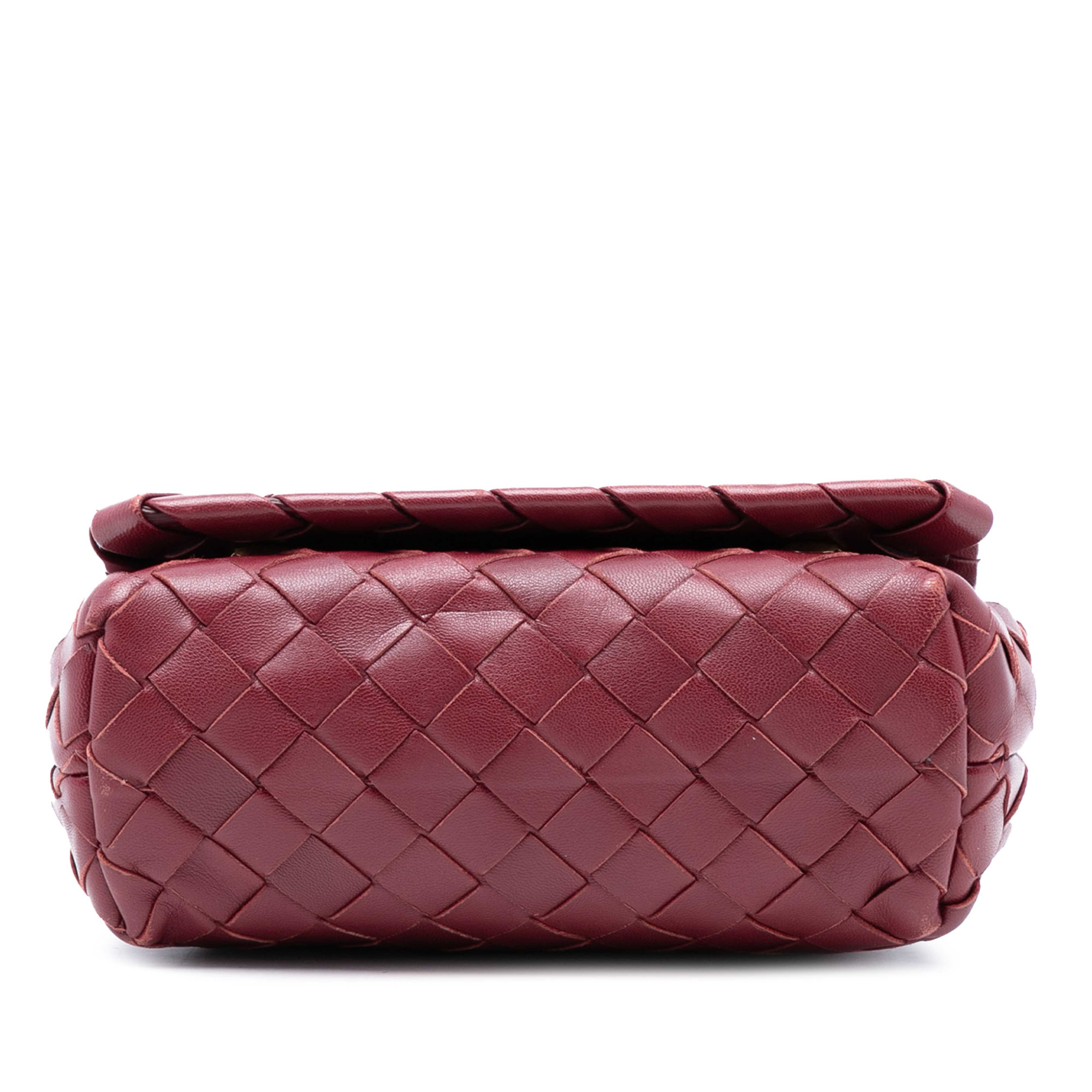 Bottega Veneta Mini Nappa Intrecciato Crossbody, från Luxclusif, i färgen burgundy. Klicka för att öppna bilden i stort format