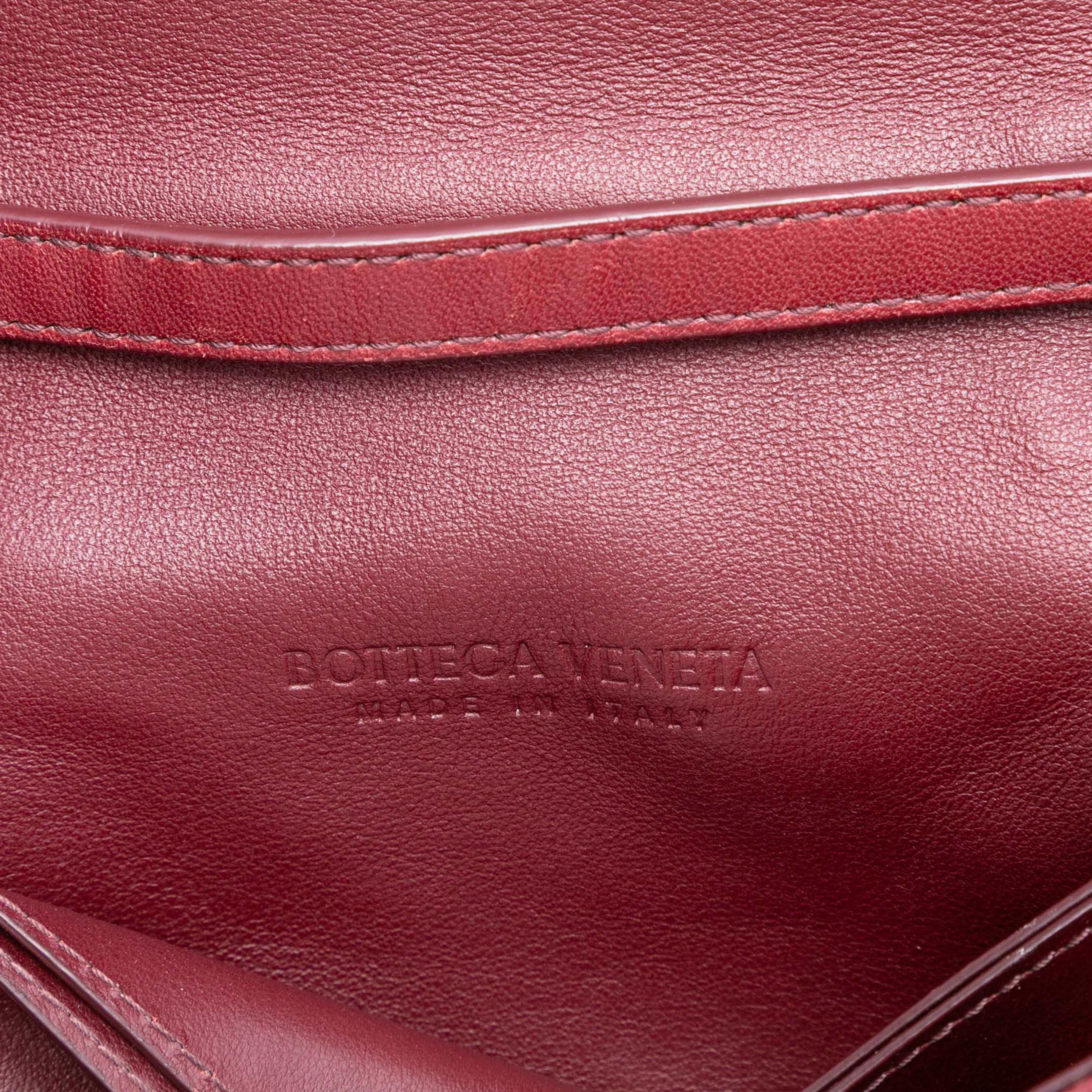 Bottega Veneta Mini Nappa Intrecciato Crossbody, från Luxclusif, i färgen burgundy. Klicka för att öppna bilden i stort format