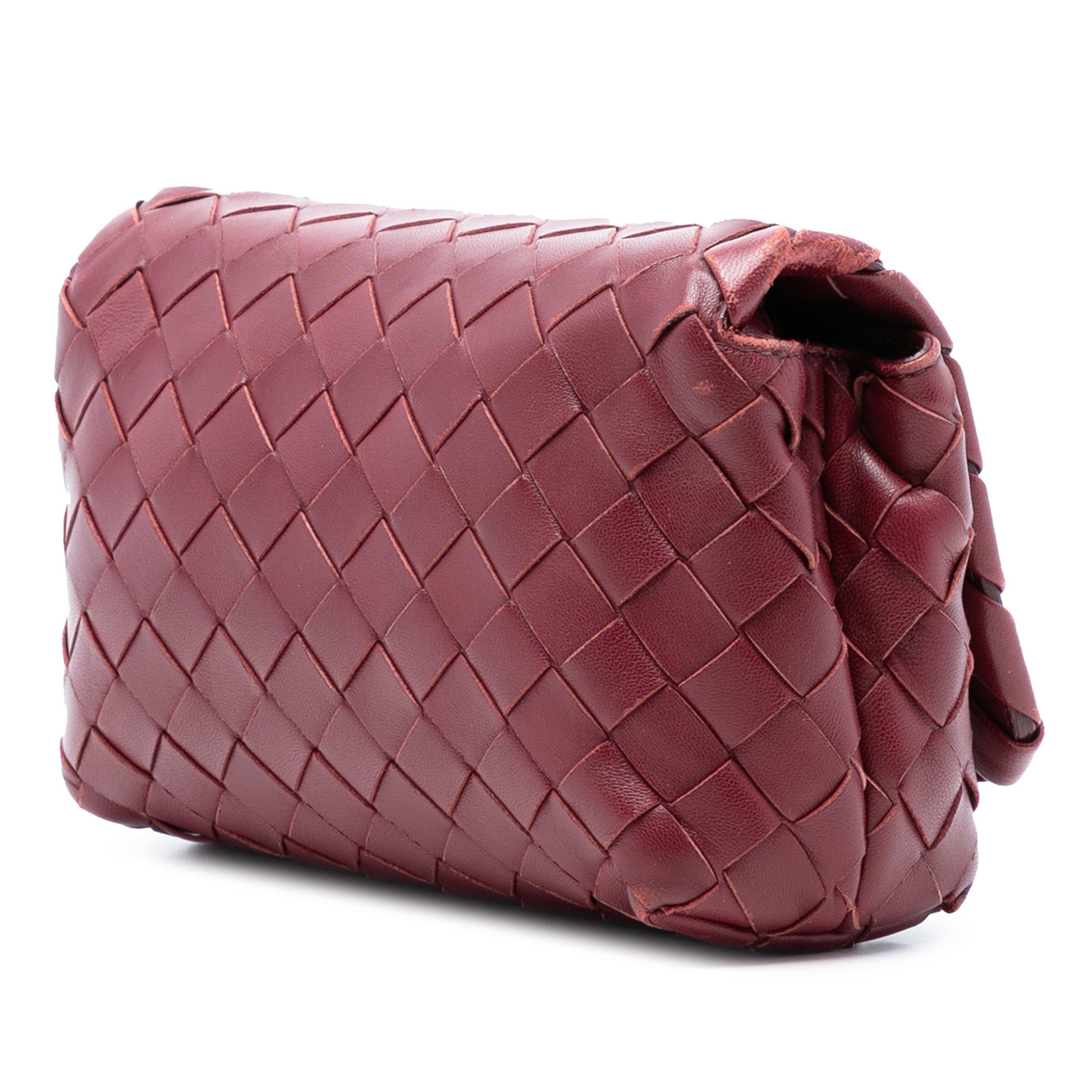 Bottega Veneta Mini Nappa Intrecciato Crossbody, från Luxclusif, i färgen burgundy. Klicka för att öppna bilden i stort format