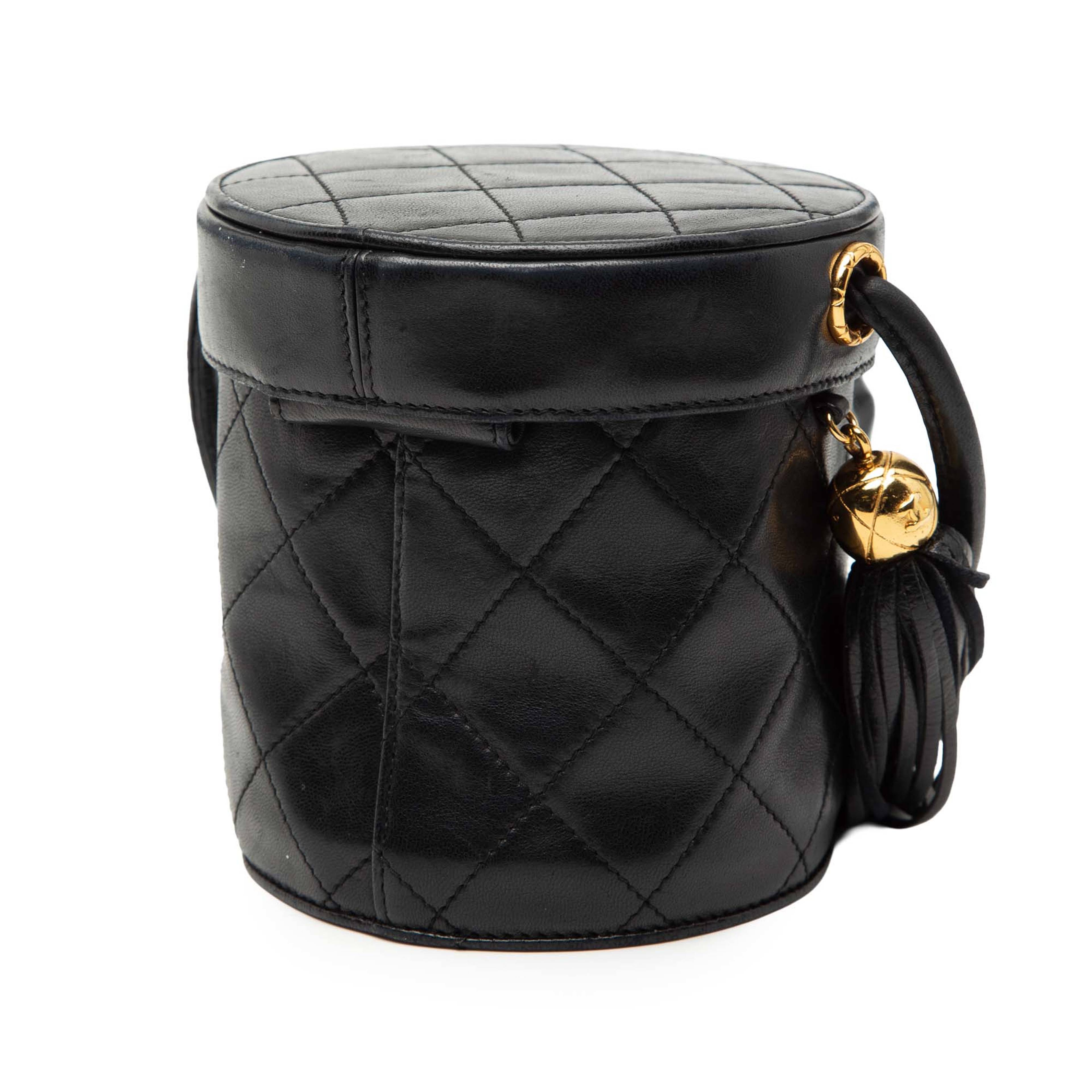 Chanel Mini Quilted Lambskin Canteen Tassel Vanity Case, från Luxclusif, i färgen svart. Klicka för att öppna bilden i stort format