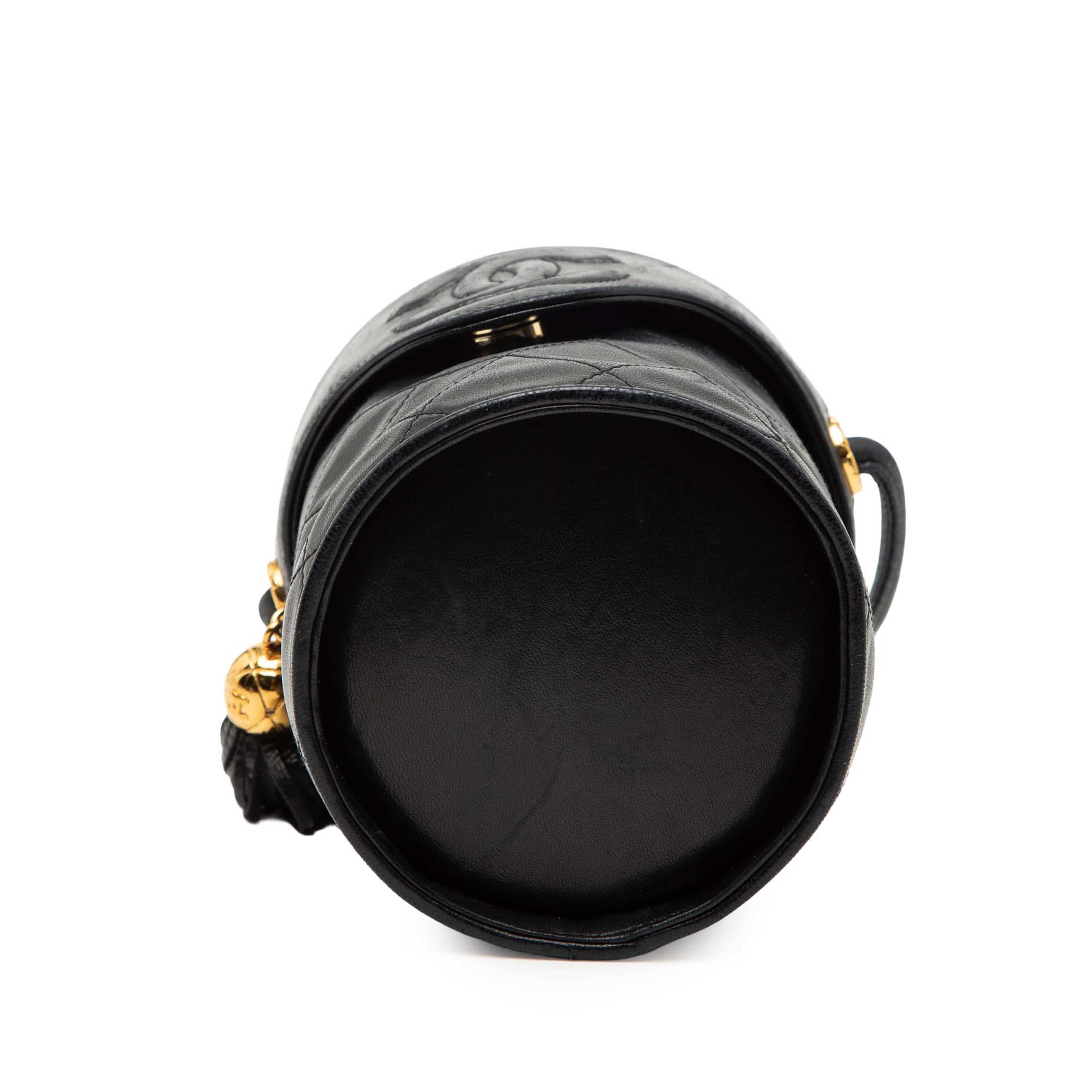 Chanel Mini Quilted Lambskin Canteen Tassel Vanity Case, från Luxclusif, i färgen black. Klicka för att öppna bilden i stort format