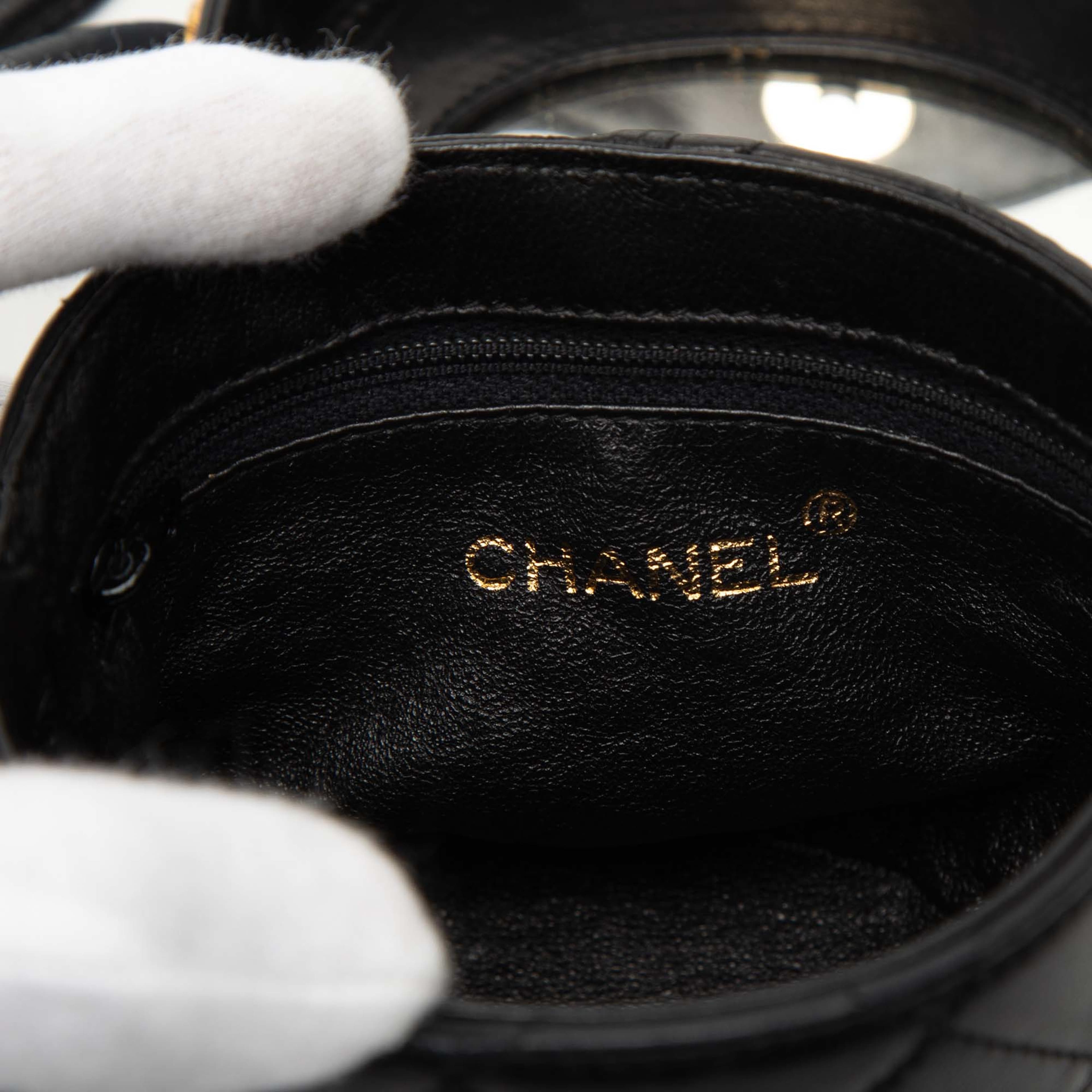 Chanel Mini Quilted Lambskin Canteen Tassel Vanity Case, från Luxclusif, i färgen black. Klicka för att öppna bilden i stort format