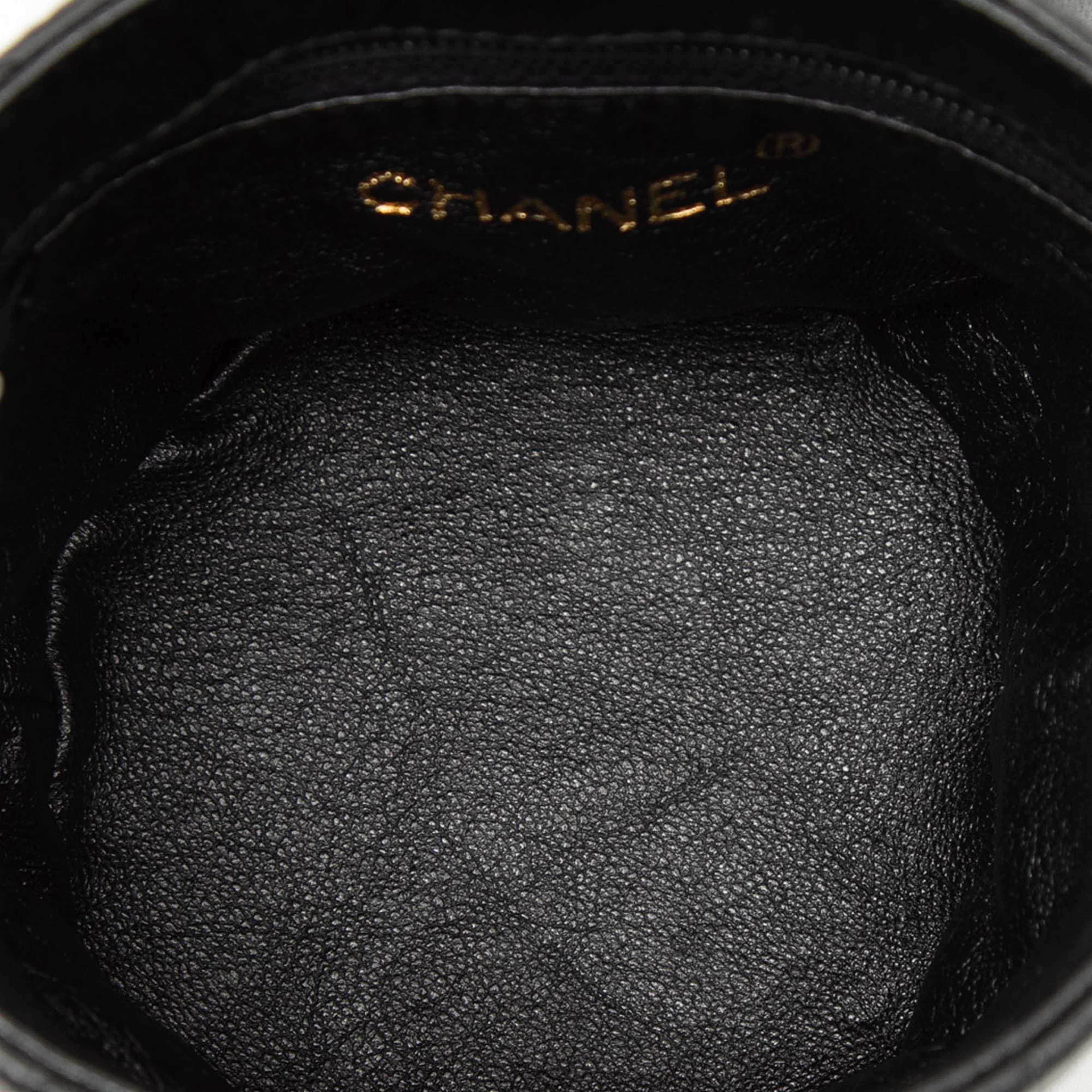 Chanel Mini Quilted Lambskin Canteen Tassel Vanity Case, från Luxclusif, i färgen black. Klicka för att öppna bilden i stort format