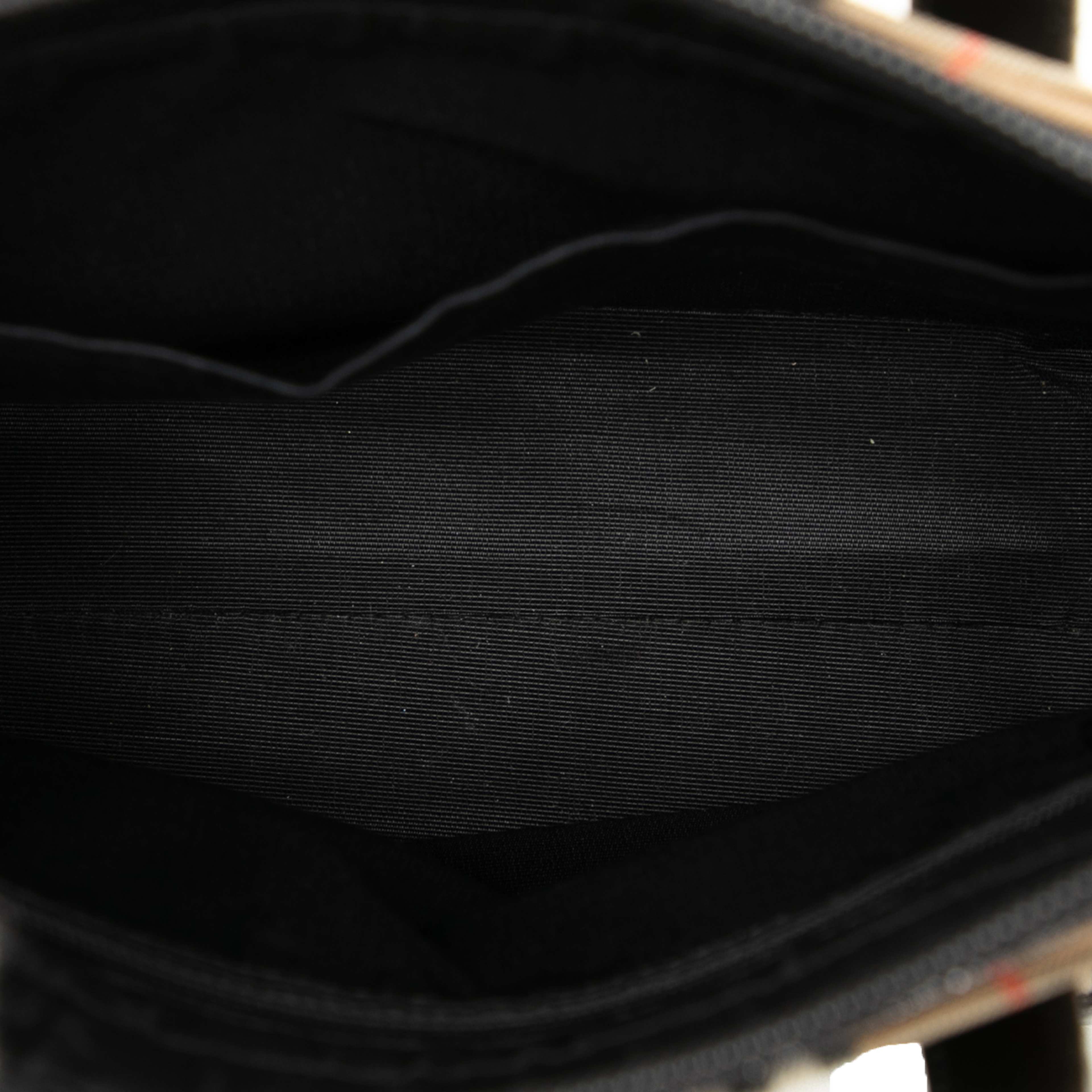 Burberry Haymarket Check Canvas Handbag, från Luxclusif, i färgen beige. Klicka för att öppna bilden i stort format