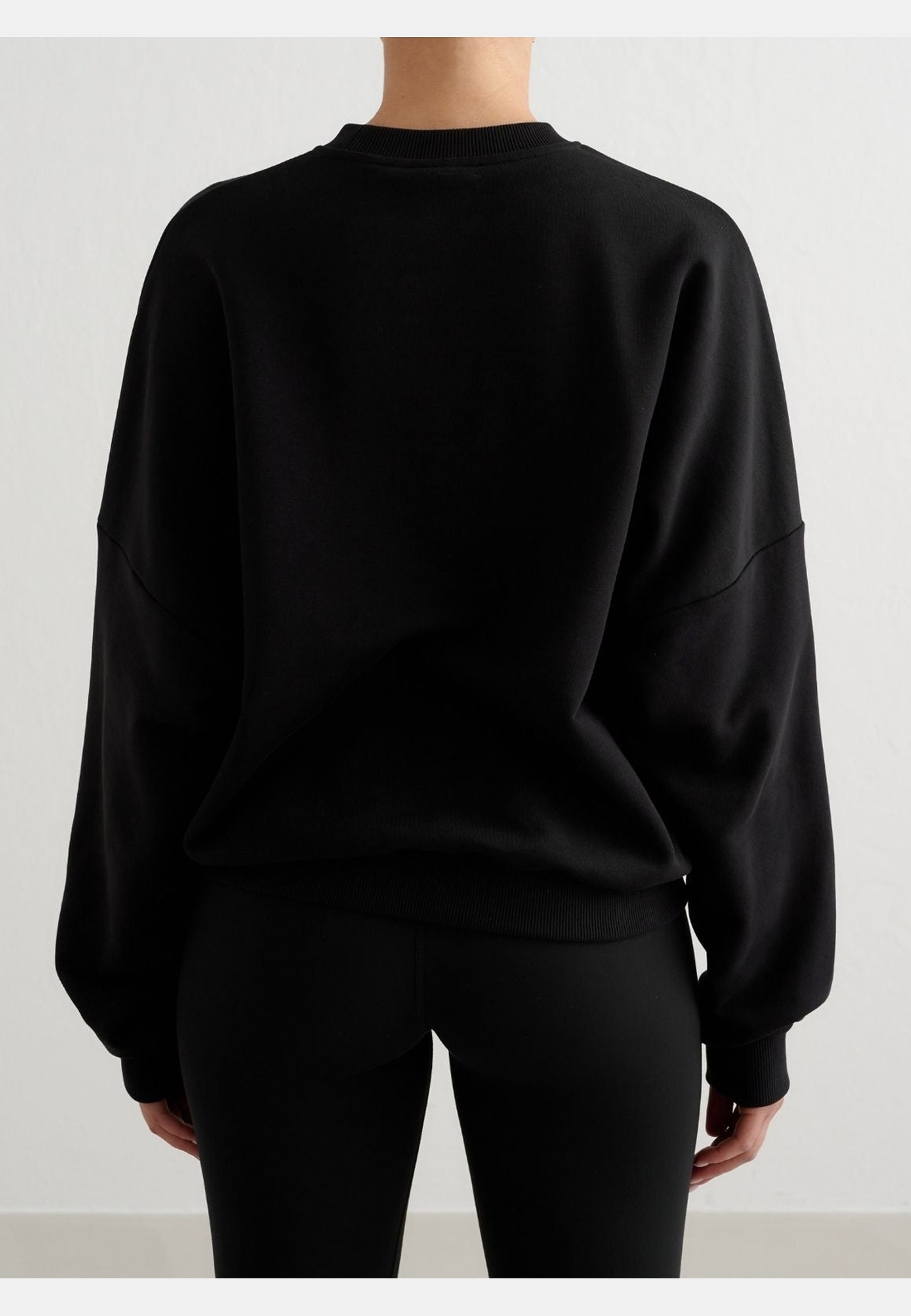 Apparel Terry Sweatshirt, från aim'n, i färgen black. Klicka för att öppna bilden i stort format