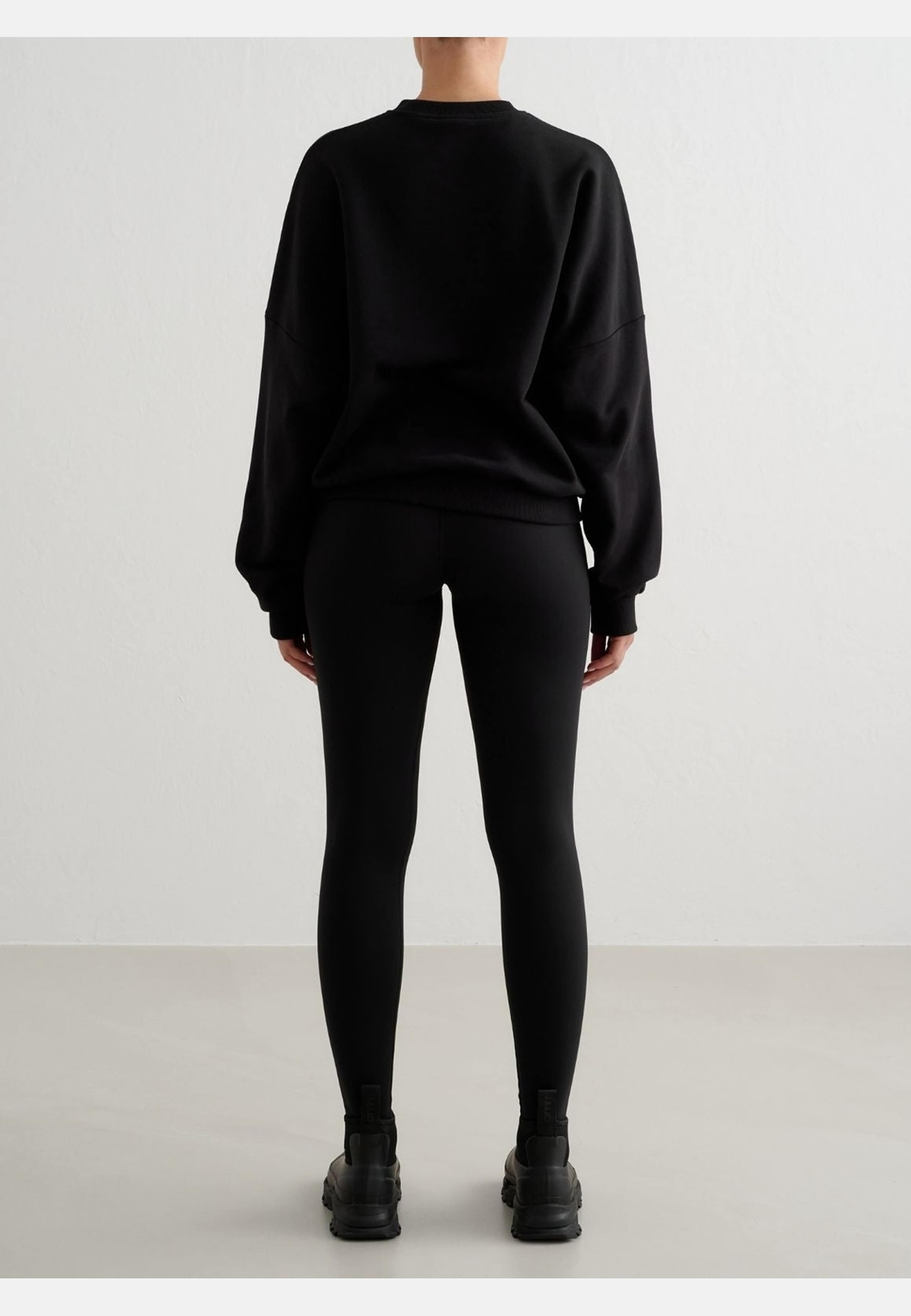 Apparel Terry Sweatshirt, från aim'n, i färgen black. Klicka för att öppna bilden i stort format